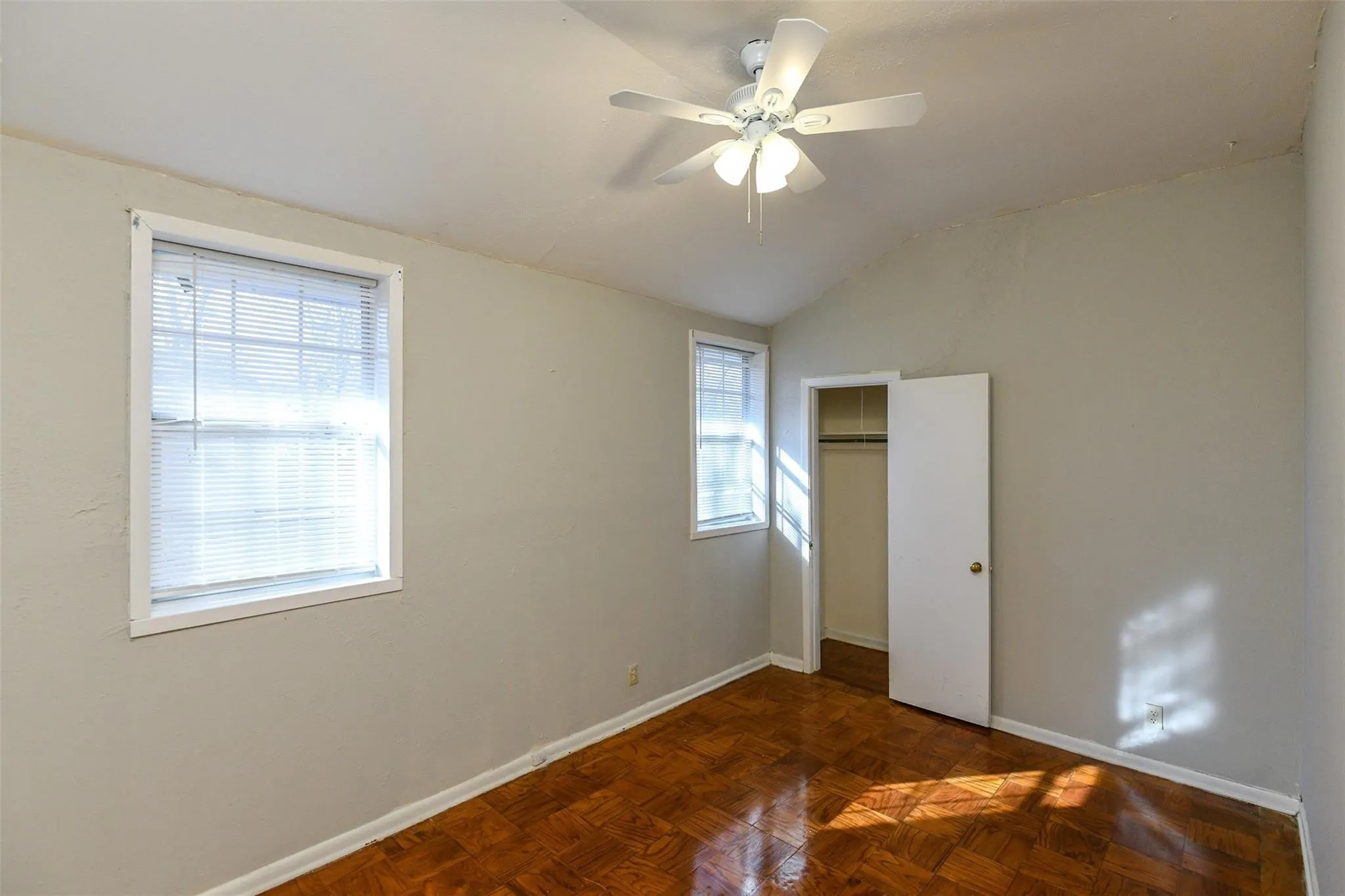Duplex For Rent in Tarrant County , 4722 Mccart Avenue, Fort Worth, Texas 76115, 2 Bedroom, 1 Bathroom, Garage spaces, 900 Sqft, built in 1969, mls#21307045, Real Estate Agent in Fort Worth, Homes For Rent in Tarrant county, Homes For Rent in Fort Worth, Realtor in Fort Worth Texas, Real Estate Brokerage Independent Realty Texas, Luminita Cordes Realtor