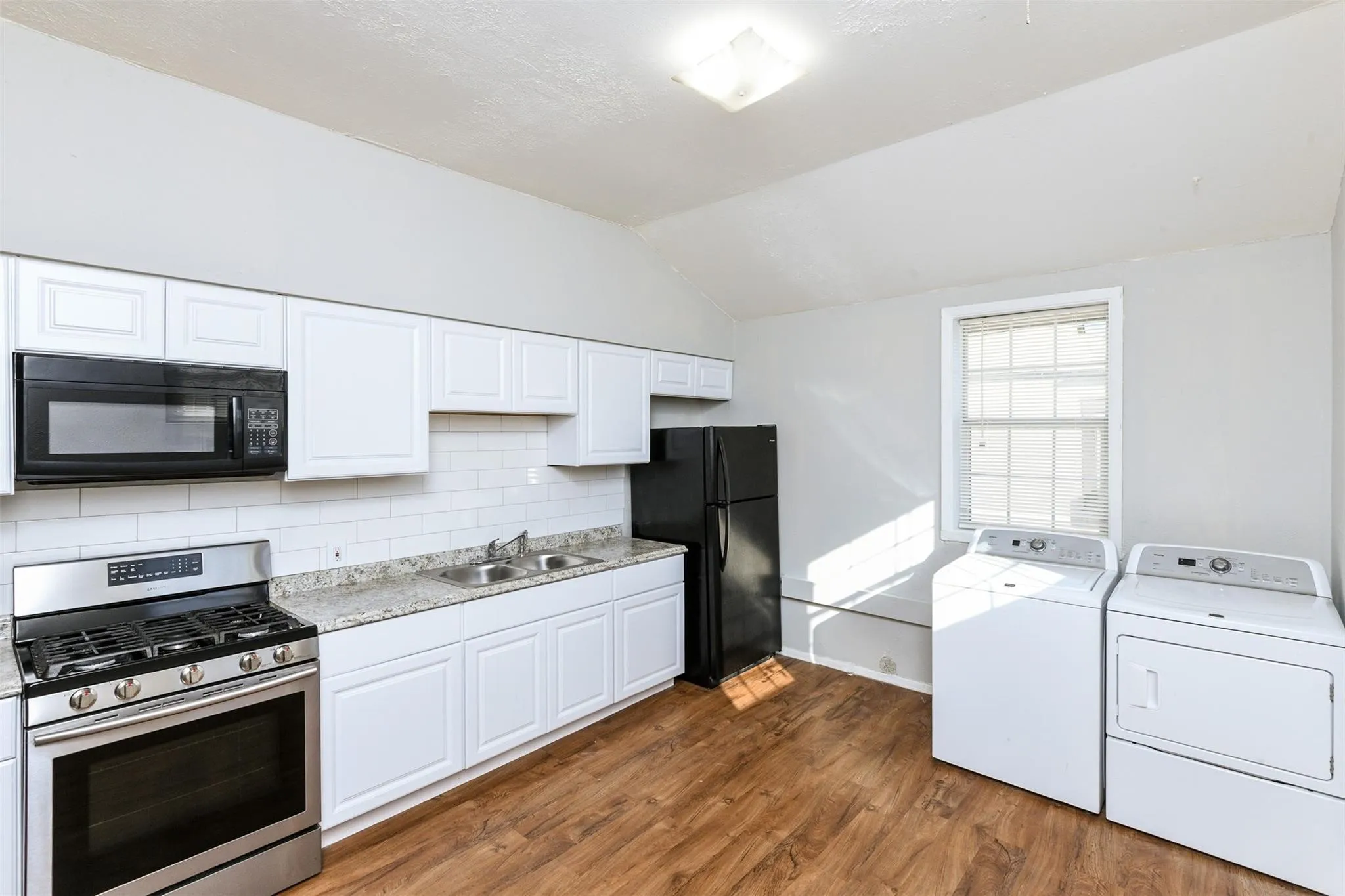 Duplex For Rent in Tarrant County , 4722 Mccart Avenue, Fort Worth, Texas 76115, 2 Bedroom, 1 Bathroom, Garage spaces, 900 Sqft, built in 1969, mls#21307045, Real Estate Agent in Fort Worth, Homes For Rent in Tarrant county, Homes For Rent in Fort Worth, Realtor in Fort Worth Texas, Real Estate Brokerage Independent Realty Texas, Luminita Cordes Realtor