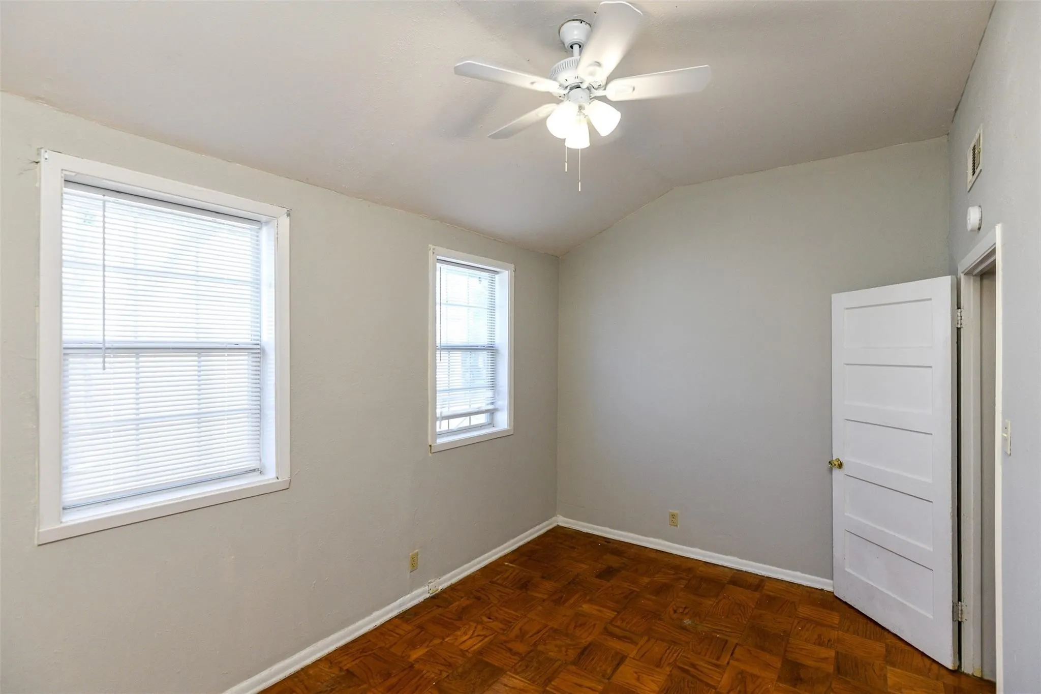 Duplex For Rent in Tarrant County , 4722 Mccart Avenue, Fort Worth, Texas 76115, 2 Bedroom, 1 Bathroom, Garage spaces, 900 Sqft, built in 1969, mls#21307045, Real Estate Agent in Fort Worth, Homes For Rent in Tarrant county, Homes For Rent in Fort Worth, Realtor in Fort Worth Texas, Real Estate Brokerage Independent Realty Texas, Luminita Cordes Realtor