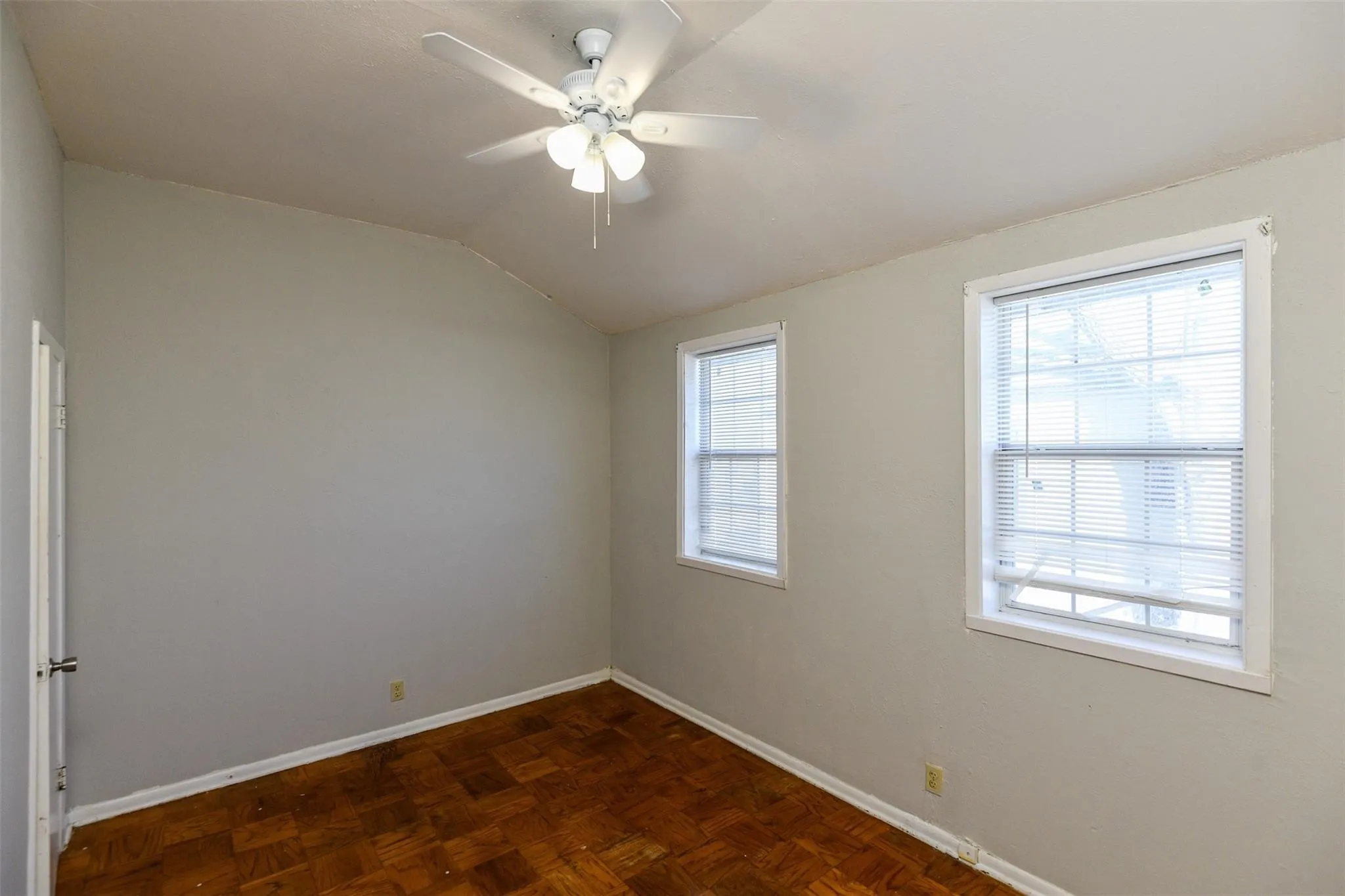 Duplex For Rent in Tarrant County , 4722 Mccart Avenue, Fort Worth, Texas 76115, 2 Bedroom, 1 Bathroom, Garage spaces, 900 Sqft, built in 1969, mls#21307045, Real Estate Agent in Fort Worth, Homes For Rent in Tarrant county, Homes For Rent in Fort Worth, Realtor in Fort Worth Texas, Real Estate Brokerage Independent Realty Texas, Luminita Cordes Realtor