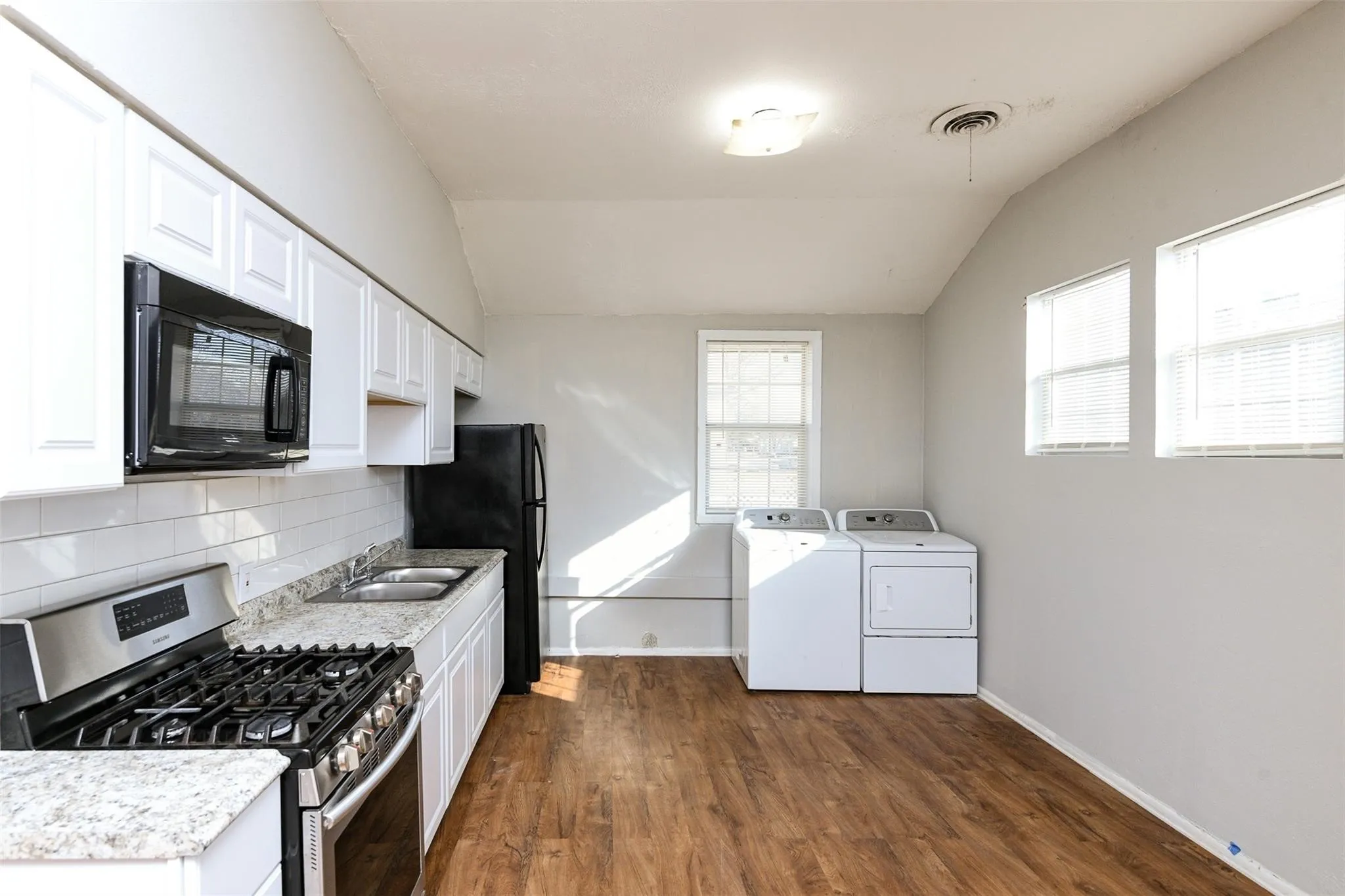 Duplex For Rent in Tarrant County , 4722 Mccart Avenue, Fort Worth, Texas 76115, 2 Bedroom, 1 Bathroom, Garage spaces, 900 Sqft, built in 1969, mls#21307045, Real Estate Agent in Fort Worth, Homes For Rent in Tarrant county, Homes For Rent in Fort Worth, Realtor in Fort Worth Texas, Real Estate Brokerage Independent Realty Texas, Luminita Cordes Realtor