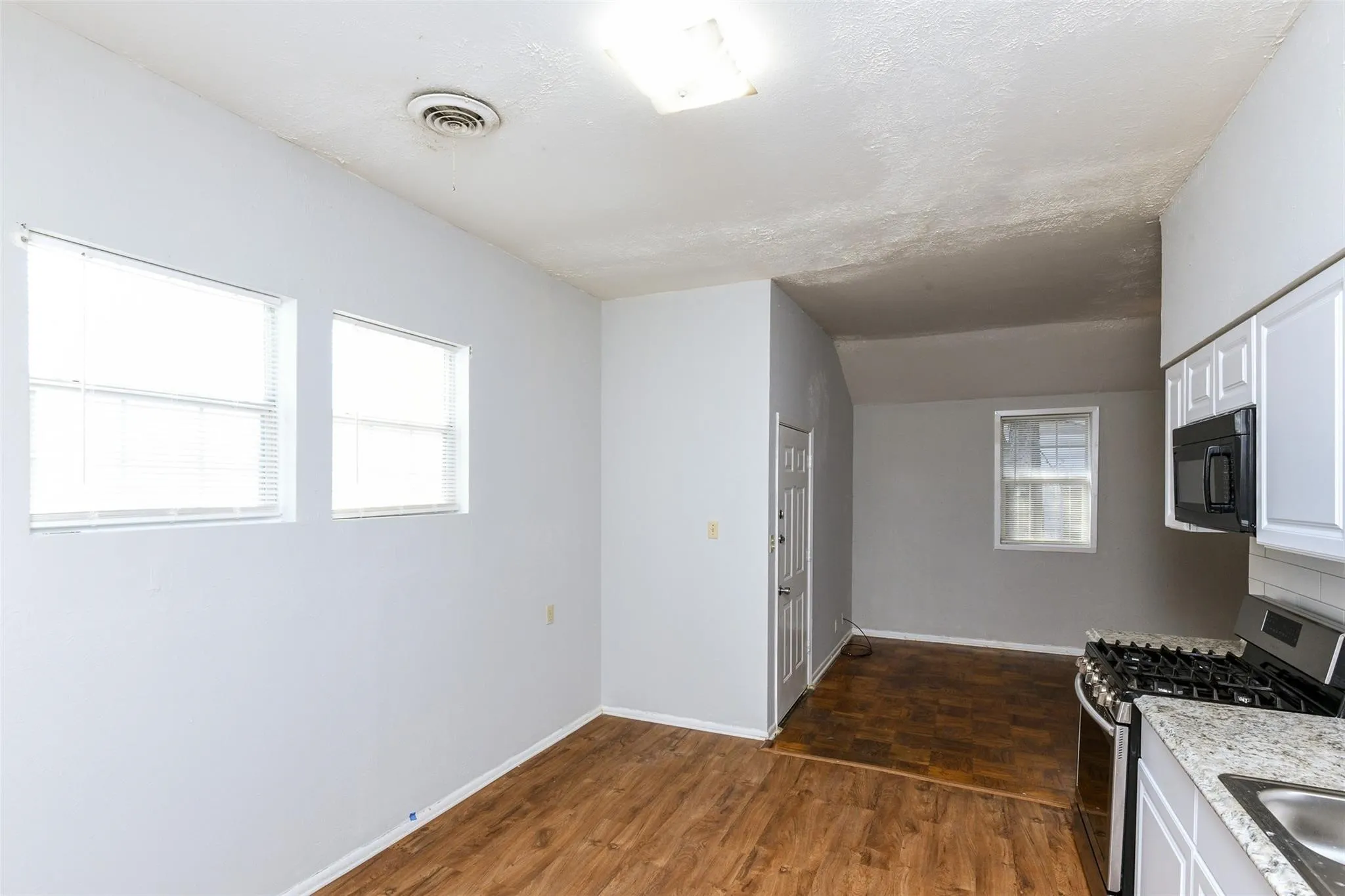 Duplex For Rent in Tarrant County , 4722 Mccart Avenue, Fort Worth, Texas 76115, 2 Bedroom, 1 Bathroom, Garage spaces, 900 Sqft, built in 1969, mls#21307045, Real Estate Agent in Fort Worth, Homes For Rent in Tarrant county, Homes For Rent in Fort Worth, Realtor in Fort Worth Texas, Real Estate Brokerage Independent Realty Texas, Luminita Cordes Realtor