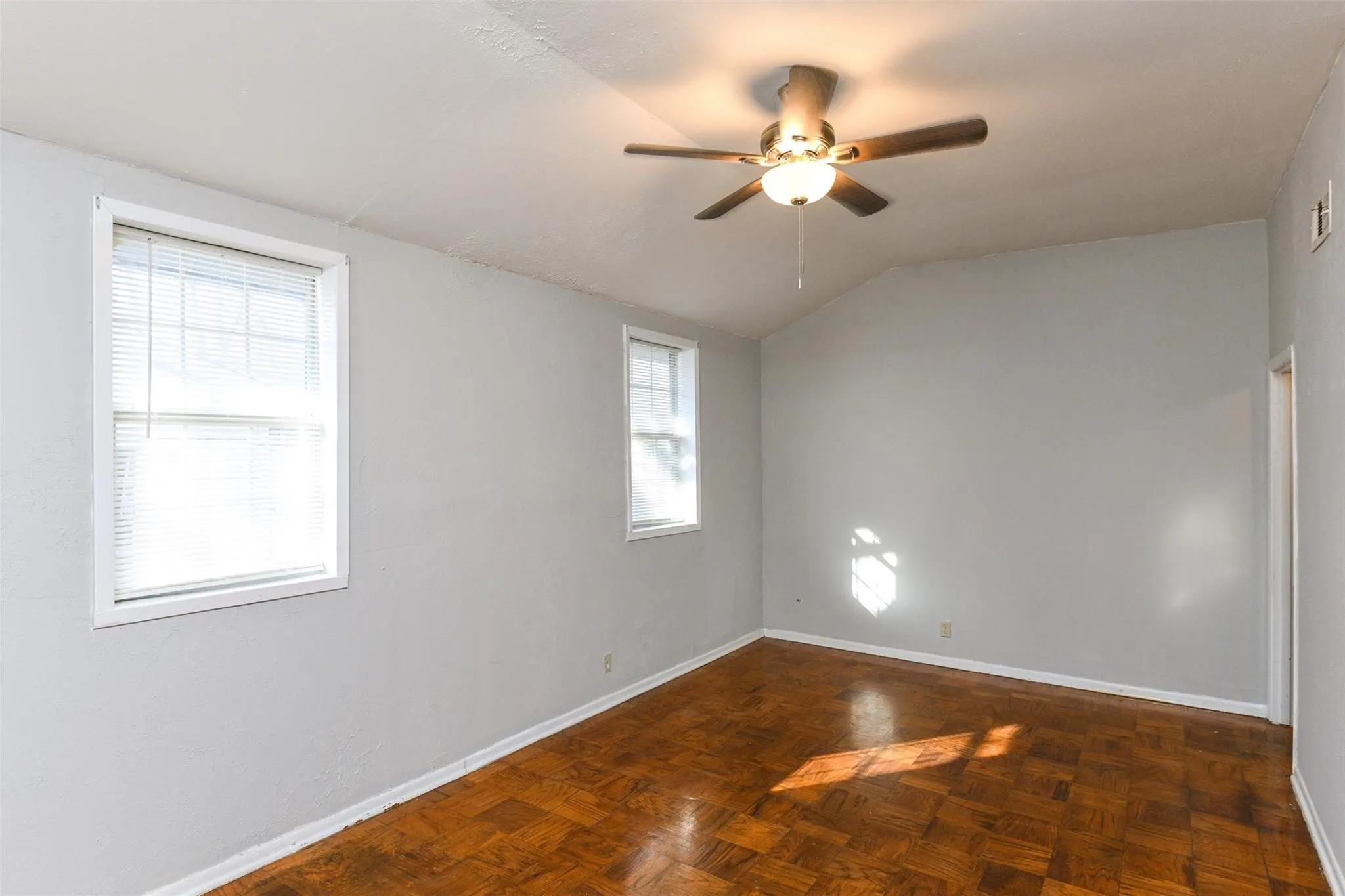 Duplex For Rent in Tarrant County , 4722 Mccart Avenue, Fort Worth, Texas 76115, 2 Bedroom, 1 Bathroom, Garage spaces, 900 Sqft, built in 1969, mls#21307045, Real Estate Agent in Fort Worth, Homes For Rent in Tarrant county, Homes For Rent in Fort Worth, Realtor in Fort Worth Texas, Real Estate Brokerage Independent Realty Texas, Luminita Cordes Realtor