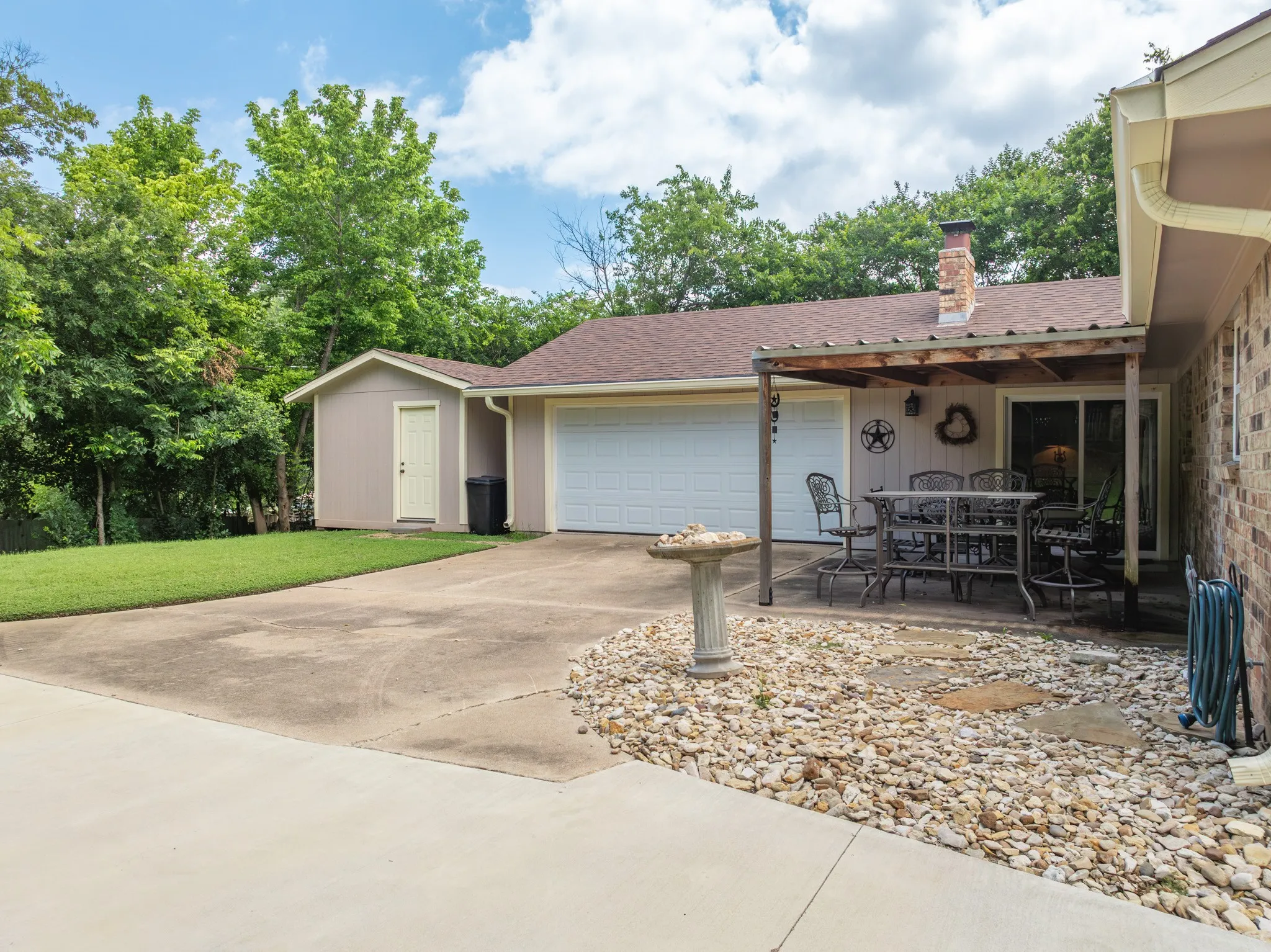 Single Family Residence For Sale in Mc Lennan County , 9509 Stony Point Drive, Woodway, Texas 76712, 3 Bedroom, 2 Bathroom, 2 Garage spaces, 1,571 Sqft, built in 1971, mls#21301476, Real Estate Agent in Woodway, Homes For Sale in Mc Lennan county, Homes For Sale in Woodway, Realtor in Woodway Texas, Real Estate Brokerage Independent Realty Texas, Luminita Cordes Realtor