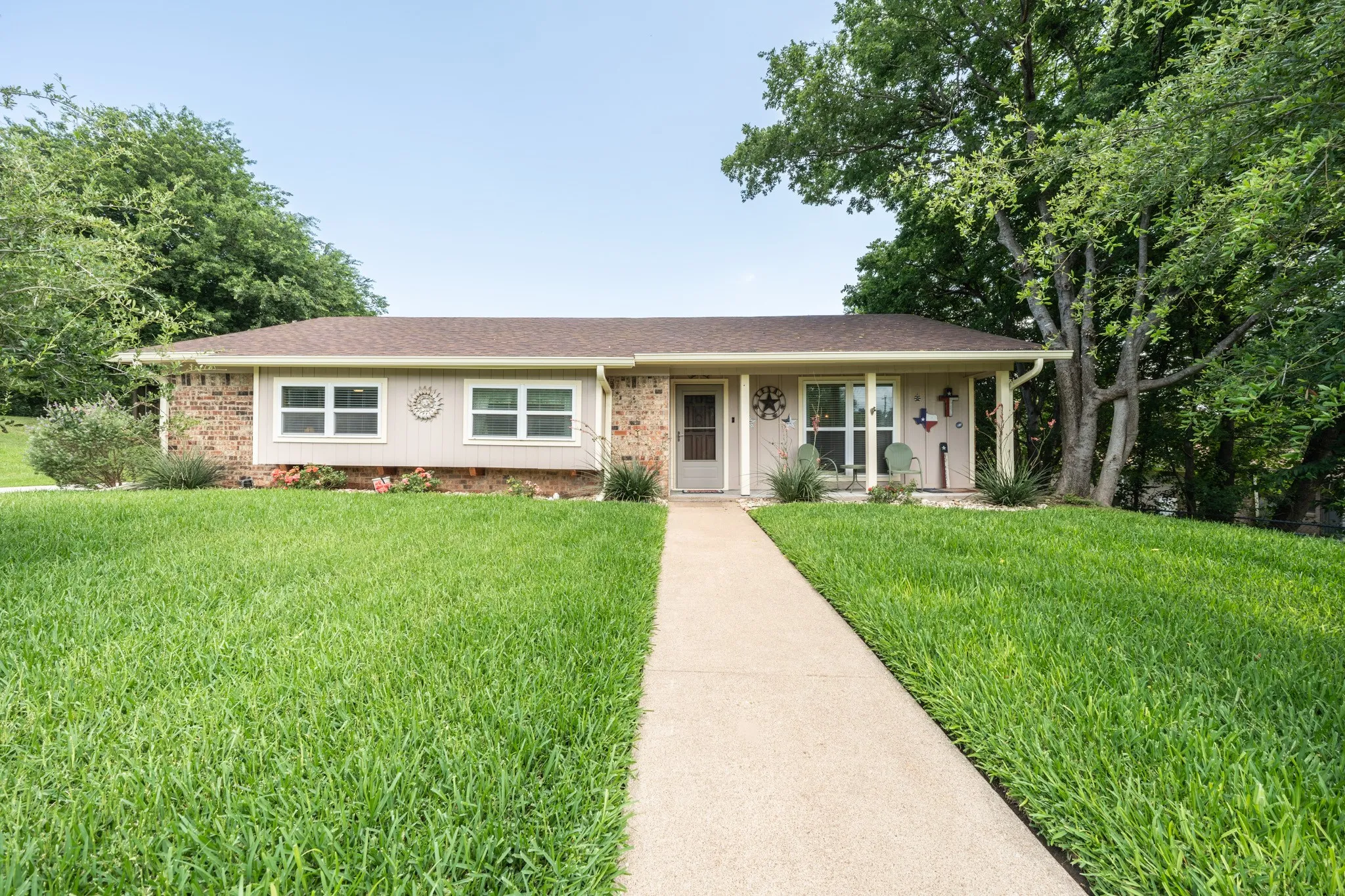Single Family Residence For Sale in Mc Lennan County , 9509 Stony Point Drive, Woodway, Texas 76712, 3 Bedroom, 2 Bathroom, 2 Garage spaces, 1,571 Sqft, built in 1971, mls#21301476, Real Estate Agent in Woodway, Homes For Sale in Mc Lennan county, Homes For Sale in Woodway, Realtor in Woodway Texas, Real Estate Brokerage Independent Realty Texas, Luminita Cordes Realtor