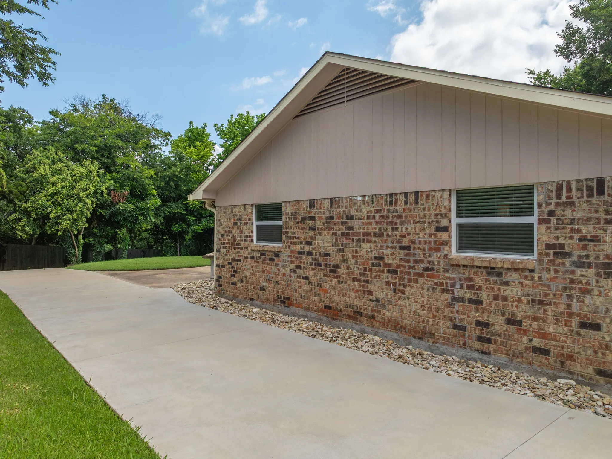 Single Family Residence For Sale in Mc Lennan County , 9509 Stony Point Drive, Woodway, Texas 76712, 3 Bedroom, 2 Bathroom, 2 Garage spaces, 1,571 Sqft, built in 1971, mls#21301476, Real Estate Agent in Woodway, Homes For Sale in Mc Lennan county, Homes For Sale in Woodway, Realtor in Woodway Texas, Real Estate Brokerage Independent Realty Texas, Luminita Cordes Realtor