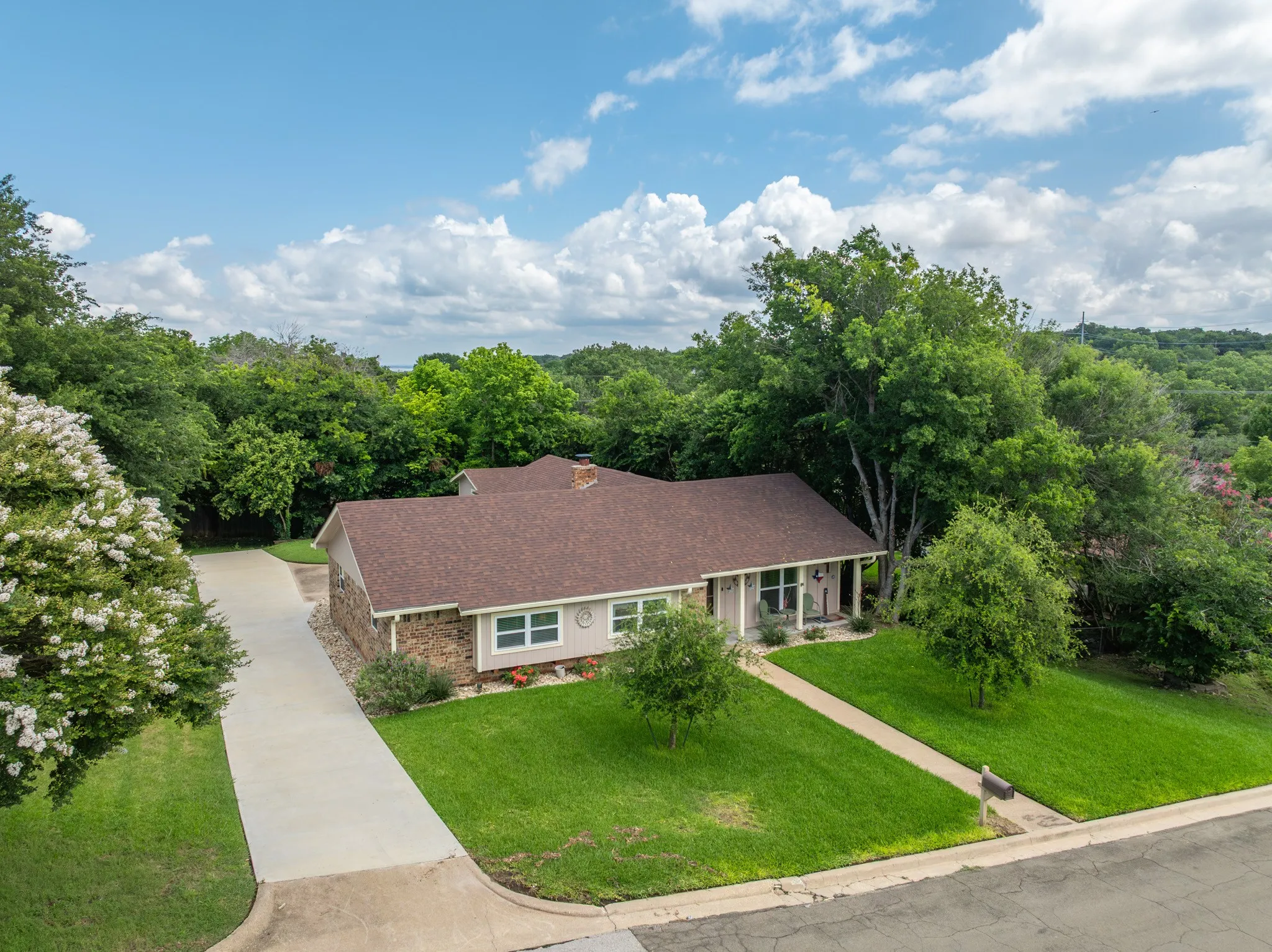 Single Family Residence For Sale in Mc Lennan County , 9509 Stony Point Drive, Woodway, Texas 76712, 3 Bedroom, 2 Bathroom, 2 Garage spaces, 1,571 Sqft, built in 1971, mls#21301476, Real Estate Agent in Woodway, Homes For Sale in Mc Lennan county, Homes For Sale in Woodway, Realtor in Woodway Texas, Real Estate Brokerage Independent Realty Texas, Luminita Cordes Realtor