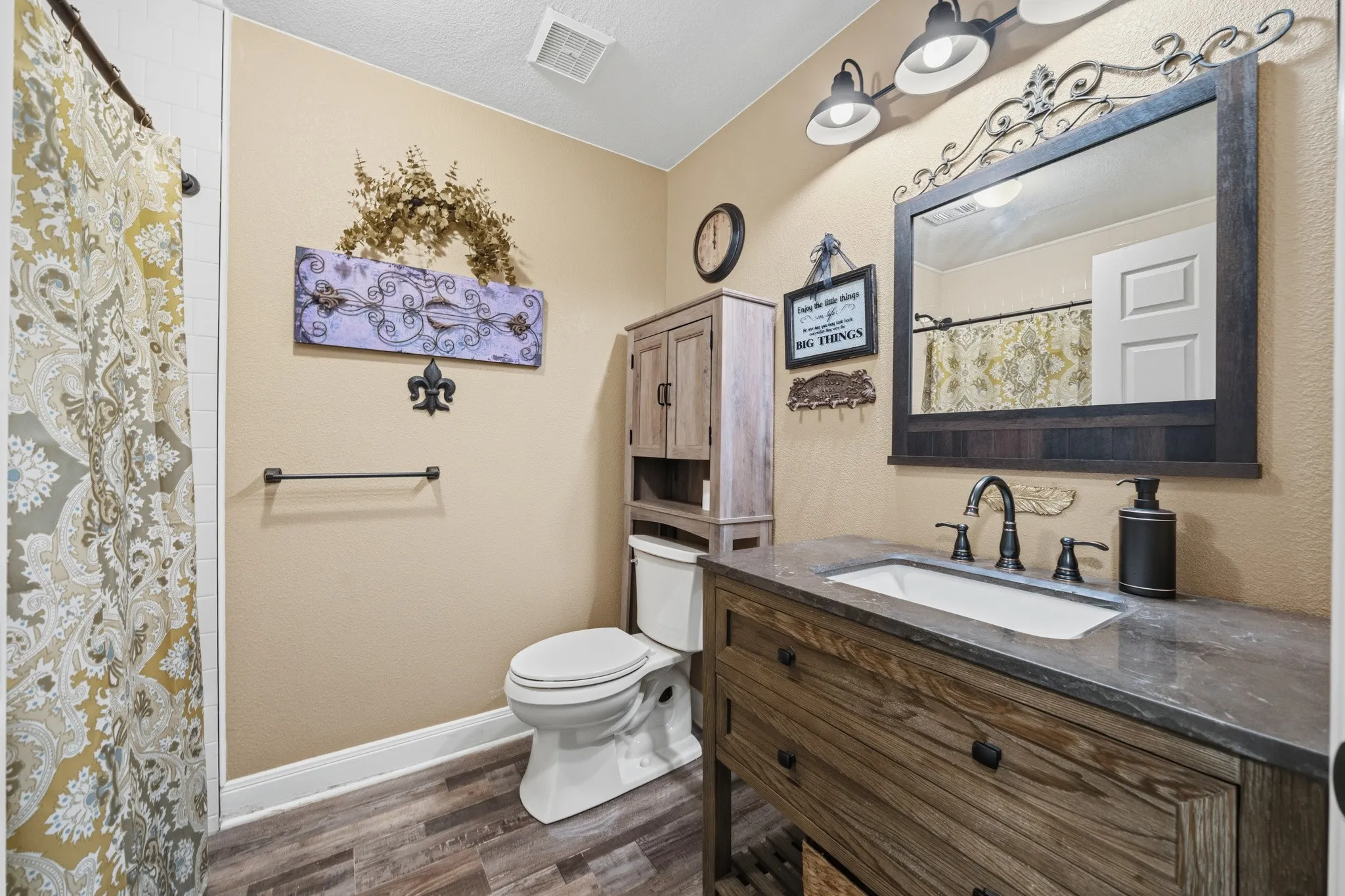 Single Family Residence For Sale in Mc Lennan County , 9509 Stony Point Drive, Woodway, Texas 76712, 3 Bedroom, 2 Bathroom, 2 Garage spaces, 1,571 Sqft, built in 1971, mls#21301476, Real Estate Agent in Woodway, Homes For Sale in Mc Lennan county, Homes For Sale in Woodway, Realtor in Woodway Texas, Real Estate Brokerage Independent Realty Texas, Luminita Cordes Realtor