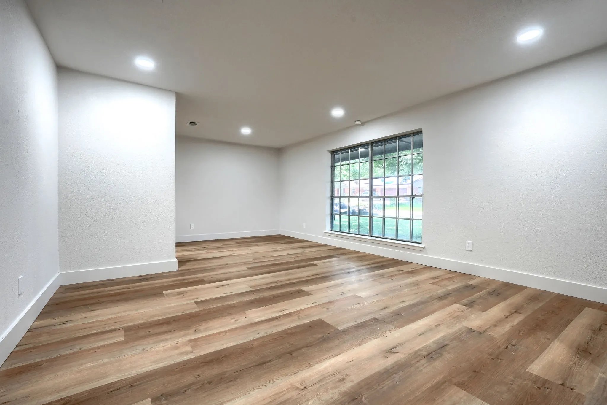 Single Family Residence For Sale in Tarrant County , 4049 Alicante Avenue, Fort Worth, Texas 76133, 3 Bedroom, 2 Bathroom, 3 Garage spaces, 2,059 Sqft, built in 1972, mls#21298676, Real Estate Agent in Fort Worth, Homes For Sale in Tarrant county, Homes For Sale in Fort Worth, Realtor in Fort Worth Texas, Real Estate Brokerage Independent Realty Texas, Luminita Cordes Realtor