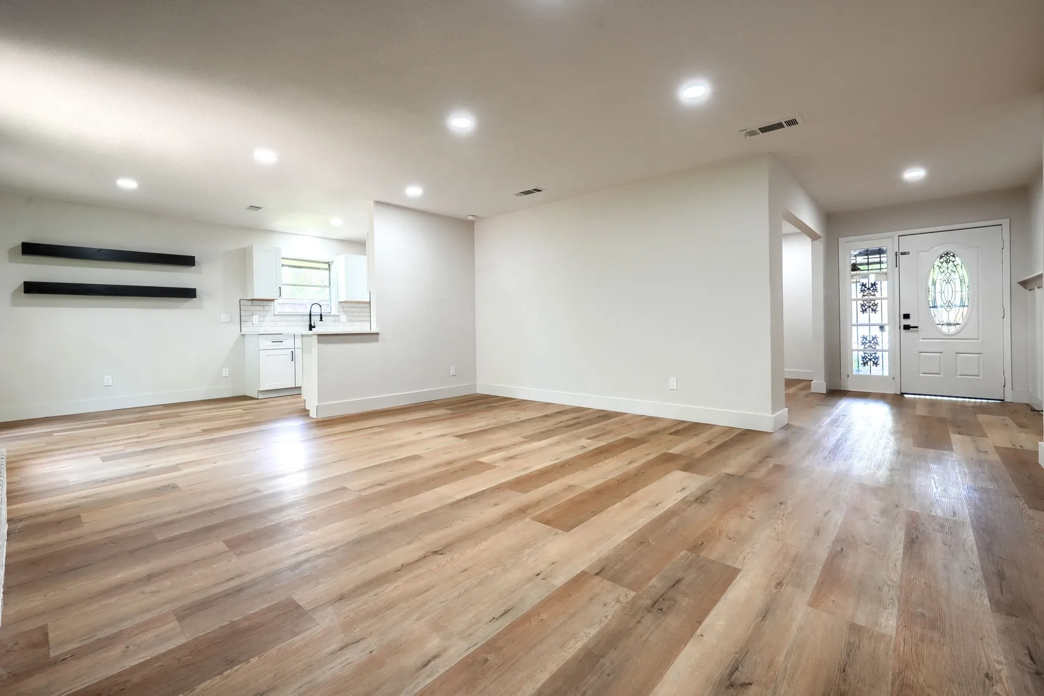 Single Family Residence For Sale in Tarrant County , 4049 Alicante Avenue, Fort Worth, Texas 76133, 3 Bedroom, 2 Bathroom, 3 Garage spaces, 2,059 Sqft, built in 1972, mls#21298676, Real Estate Agent in Fort Worth, Homes For Sale in Tarrant county, Homes For Sale in Fort Worth, Realtor in Fort Worth Texas, Real Estate Brokerage Independent Realty Texas, Luminita Cordes Realtor