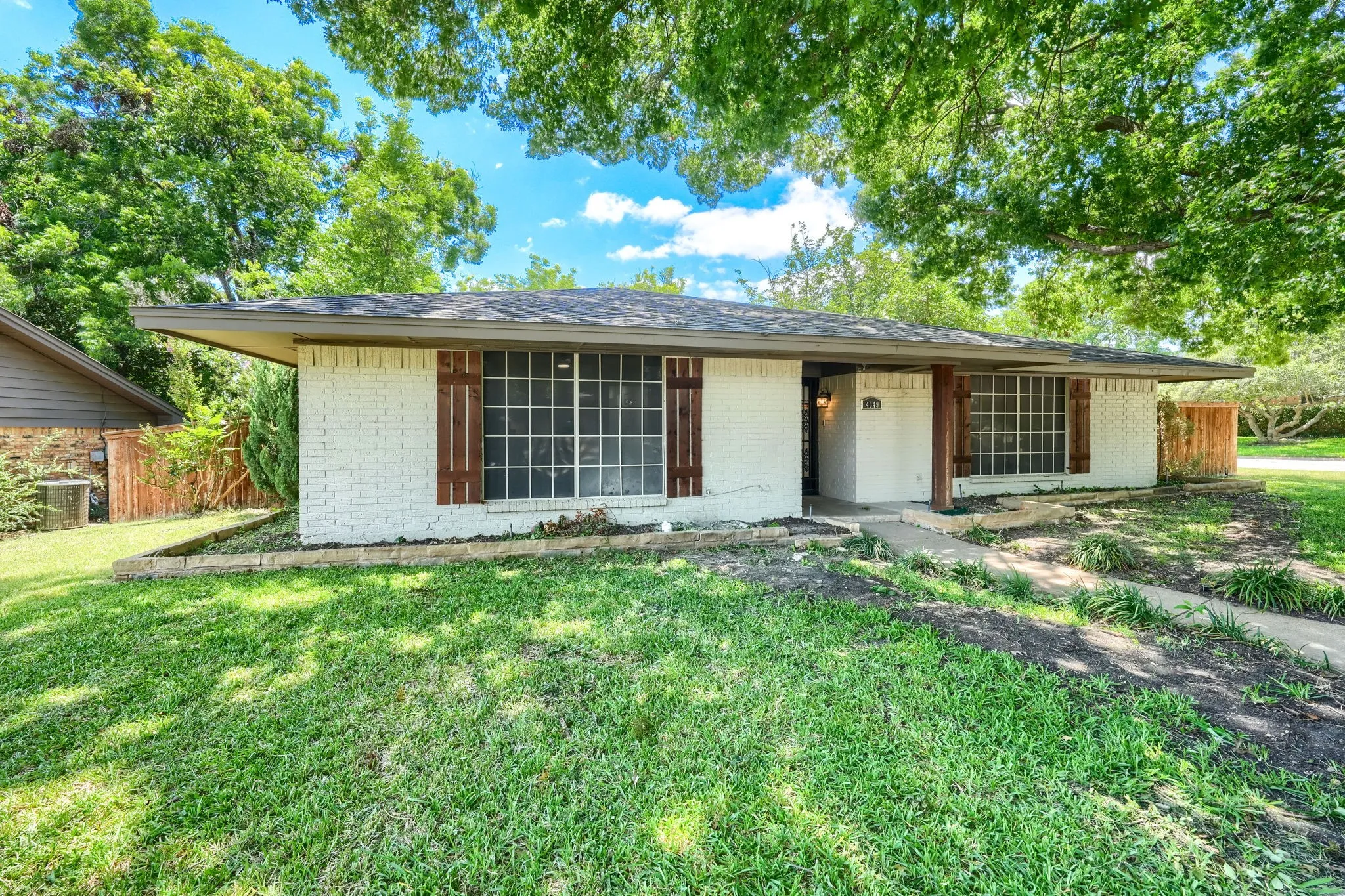 Single Family Residence For Sale in Tarrant County , 4049 Alicante Avenue, Fort Worth, Texas 76133, 3 Bedroom, 2 Bathroom, 3 Garage spaces, 2,059 Sqft, built in 1972, mls#21298676, Real Estate Agent in Fort Worth, Homes For Sale in Tarrant county, Homes For Sale in Fort Worth, Realtor in Fort Worth Texas, Real Estate Brokerage Independent Realty Texas, Luminita Cordes Realtor