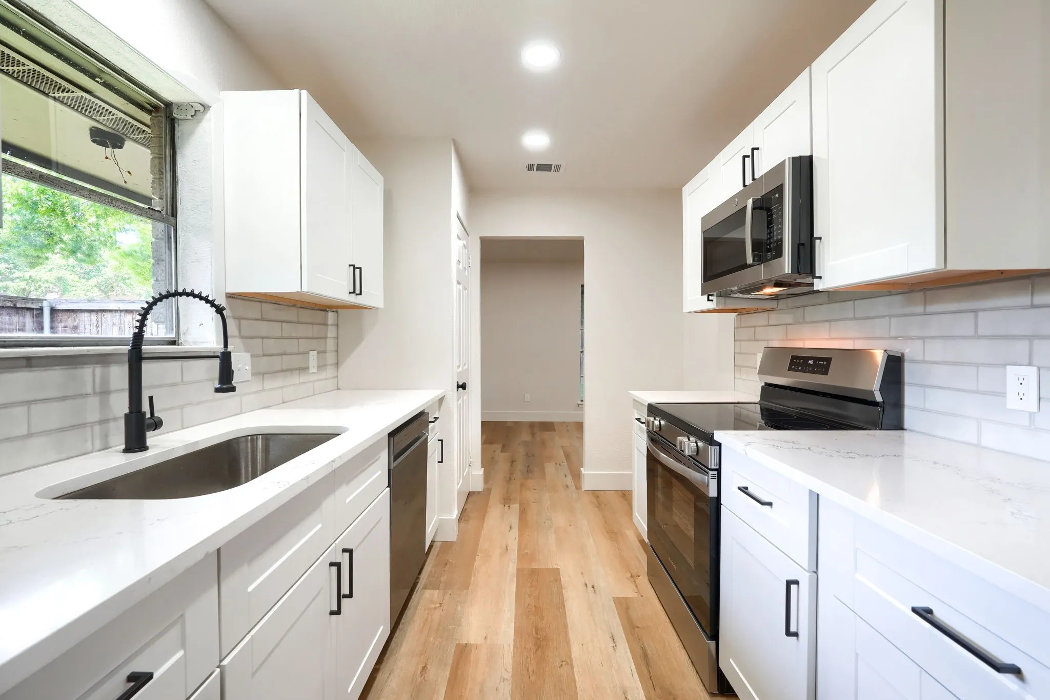 Single Family Residence For Sale in Tarrant County , 4049 Alicante Avenue, Fort Worth, Texas 76133, 3 Bedroom, 2 Bathroom, 3 Garage spaces, 2,059 Sqft, built in 1972, mls#21298676, Real Estate Agent in Fort Worth, Homes For Sale in Tarrant county, Homes For Sale in Fort Worth, Realtor in Fort Worth Texas, Real Estate Brokerage Independent Realty Texas, Luminita Cordes Realtor
