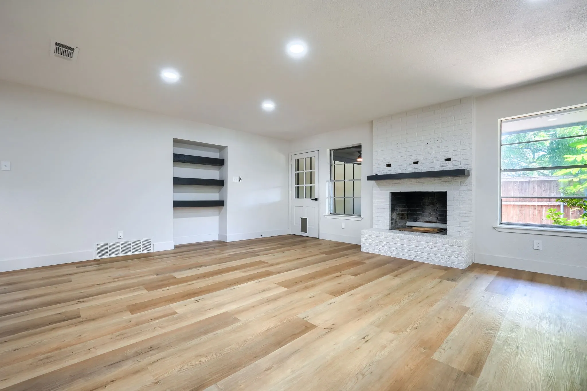 Single Family Residence For Sale in Tarrant County , 4049 Alicante Avenue, Fort Worth, Texas 76133, 3 Bedroom, 2 Bathroom, 3 Garage spaces, 2,059 Sqft, built in 1972, mls#21298676, Real Estate Agent in Fort Worth, Homes For Sale in Tarrant county, Homes For Sale in Fort Worth, Realtor in Fort Worth Texas, Real Estate Brokerage Independent Realty Texas, Luminita Cordes Realtor