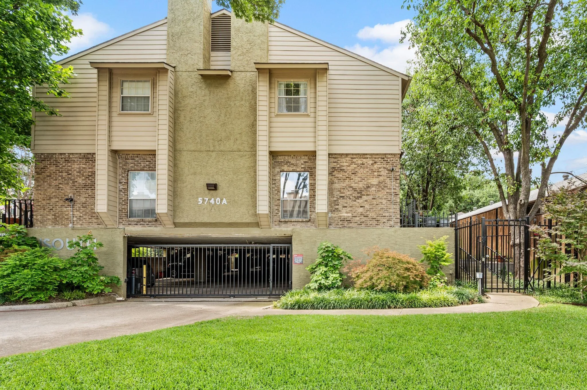 Condominium For Sale in Dallas County , 5740 Martel Avenue A13, Dallas, Texas 75206, 2 Bedroom, 2 Bathroom, Garage spaces, 925 Sqft, built in 1983, mls#21306946, Real Estate Agent in Dallas, Homes For Sale in Dallas county, Homes For Sale in Dallas, Realtor in Dallas Texas, Real Estate Brokerage Independent Realty Texas, Luminita Cordes Realtor