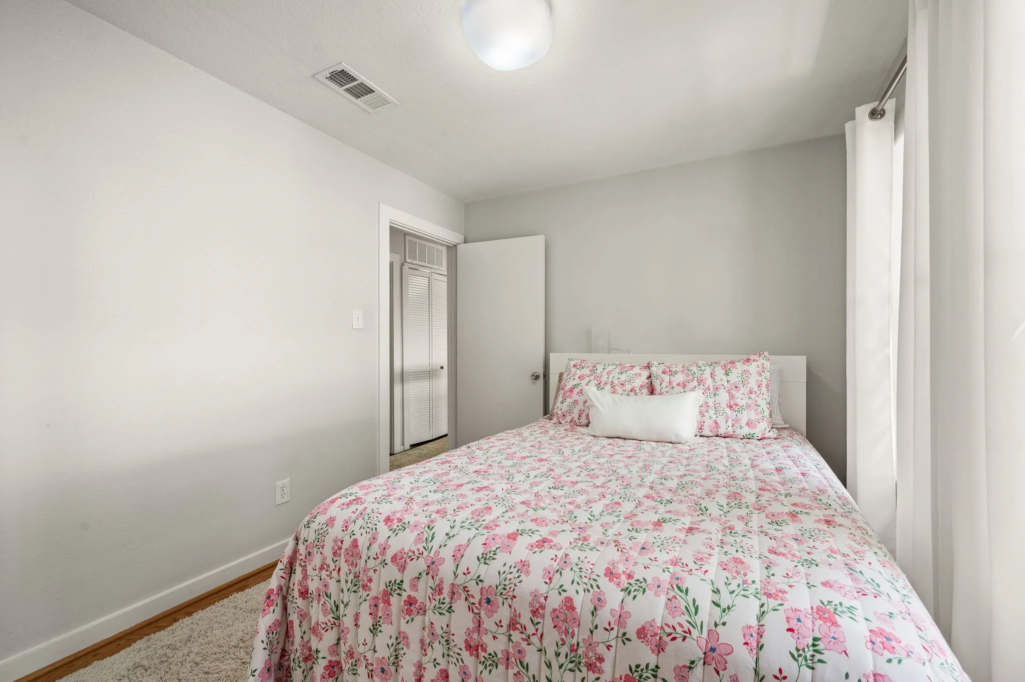 Condominium For Sale in Dallas County , 5740 Martel Avenue A13, Dallas, Texas 75206, 2 Bedroom, 2 Bathroom, Garage spaces, 925 Sqft, built in 1983, mls#21306946, Real Estate Agent in Dallas, Homes For Sale in Dallas county, Homes For Sale in Dallas, Realtor in Dallas Texas, Real Estate Brokerage Independent Realty Texas, Luminita Cordes Realtor