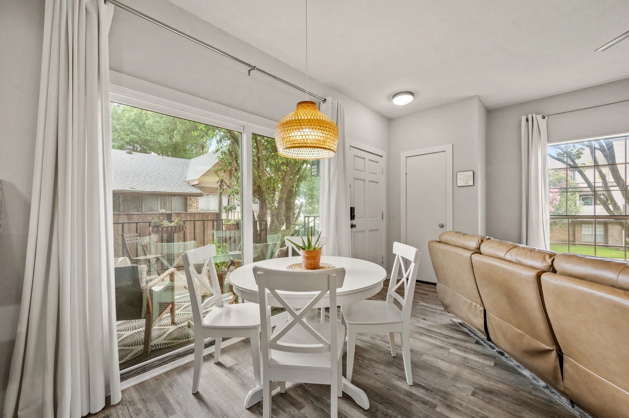 Condominium For Sale in Dallas County , 5740 Martel Avenue A13, Dallas, Texas 75206, 2 Bedroom, 2 Bathroom, Garage spaces, 925 Sqft, built in 1983, mls#21306946, Real Estate Agent in Dallas, Homes For Sale in Dallas county, Homes For Sale in Dallas, Realtor in Dallas Texas, Real Estate Brokerage Independent Realty Texas, Luminita Cordes Realtor