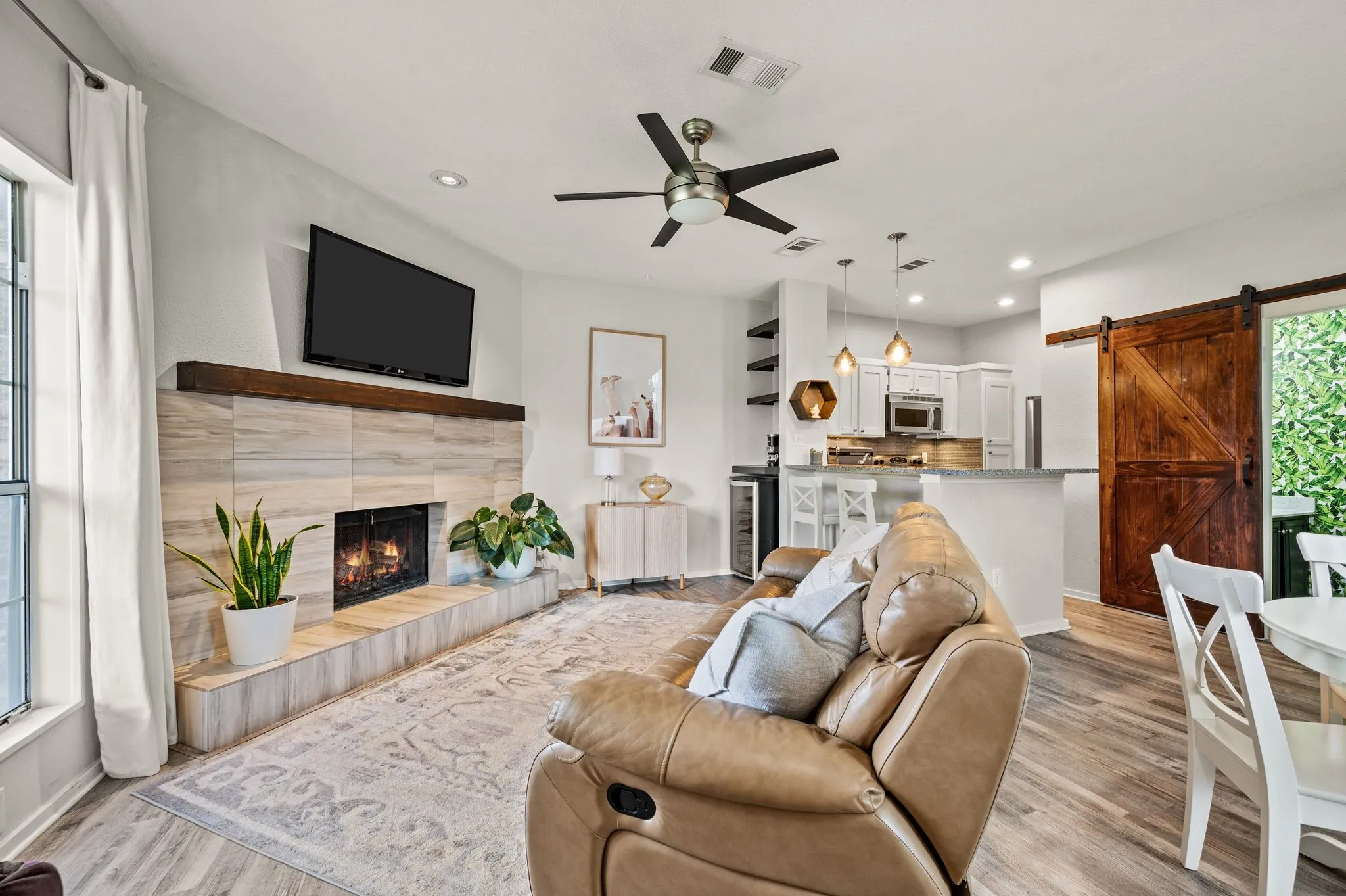 Condominium For Sale in Dallas County , 5740 Martel Avenue A13, Dallas, Texas 75206, 2 Bedroom, 2 Bathroom, Garage spaces, 925 Sqft, built in 1983, mls#21306946, Real Estate Agent in Dallas, Homes For Sale in Dallas county, Homes For Sale in Dallas, Realtor in Dallas Texas, Real Estate Brokerage Independent Realty Texas, Luminita Cordes Realtor