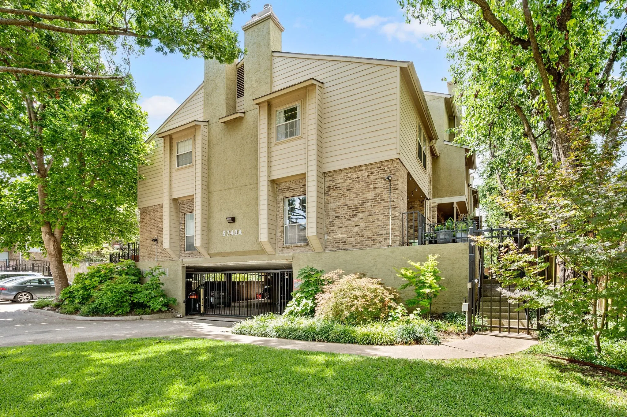 Condominium For Sale in Dallas County , 5740 Martel Avenue A13, Dallas, Texas 75206, 2 Bedroom, 2 Bathroom, Garage spaces, 925 Sqft, built in 1983, mls#21306946, Real Estate Agent in Dallas, Homes For Sale in Dallas county, Homes For Sale in Dallas, Realtor in Dallas Texas, Real Estate Brokerage Independent Realty Texas, Luminita Cordes Realtor