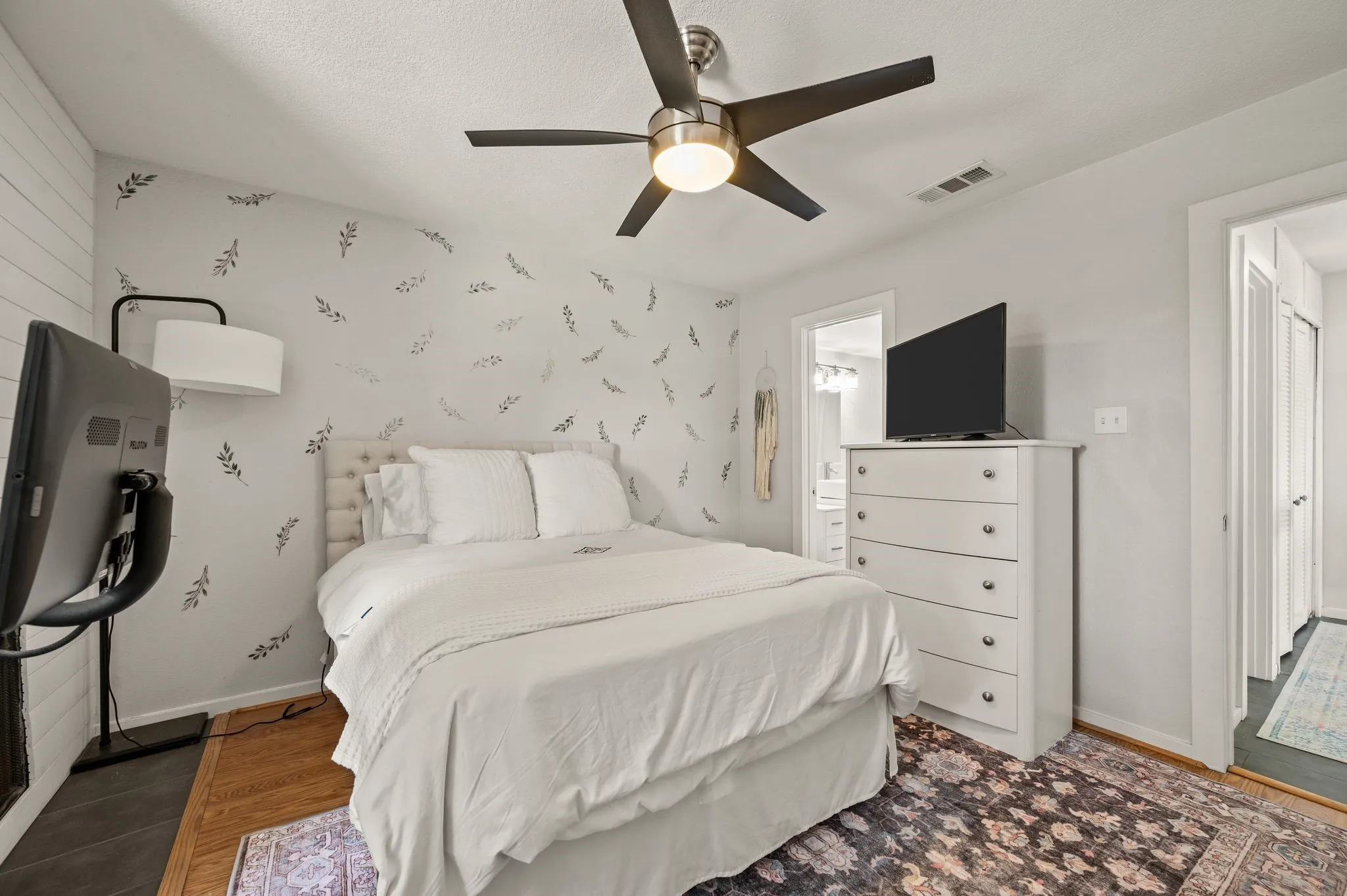 Condominium For Sale in Dallas County , 5740 Martel Avenue A13, Dallas, Texas 75206, 2 Bedroom, 2 Bathroom, Garage spaces, 925 Sqft, built in 1983, mls#21306946, Real Estate Agent in Dallas, Homes For Sale in Dallas county, Homes For Sale in Dallas, Realtor in Dallas Texas, Real Estate Brokerage Independent Realty Texas, Luminita Cordes Realtor
