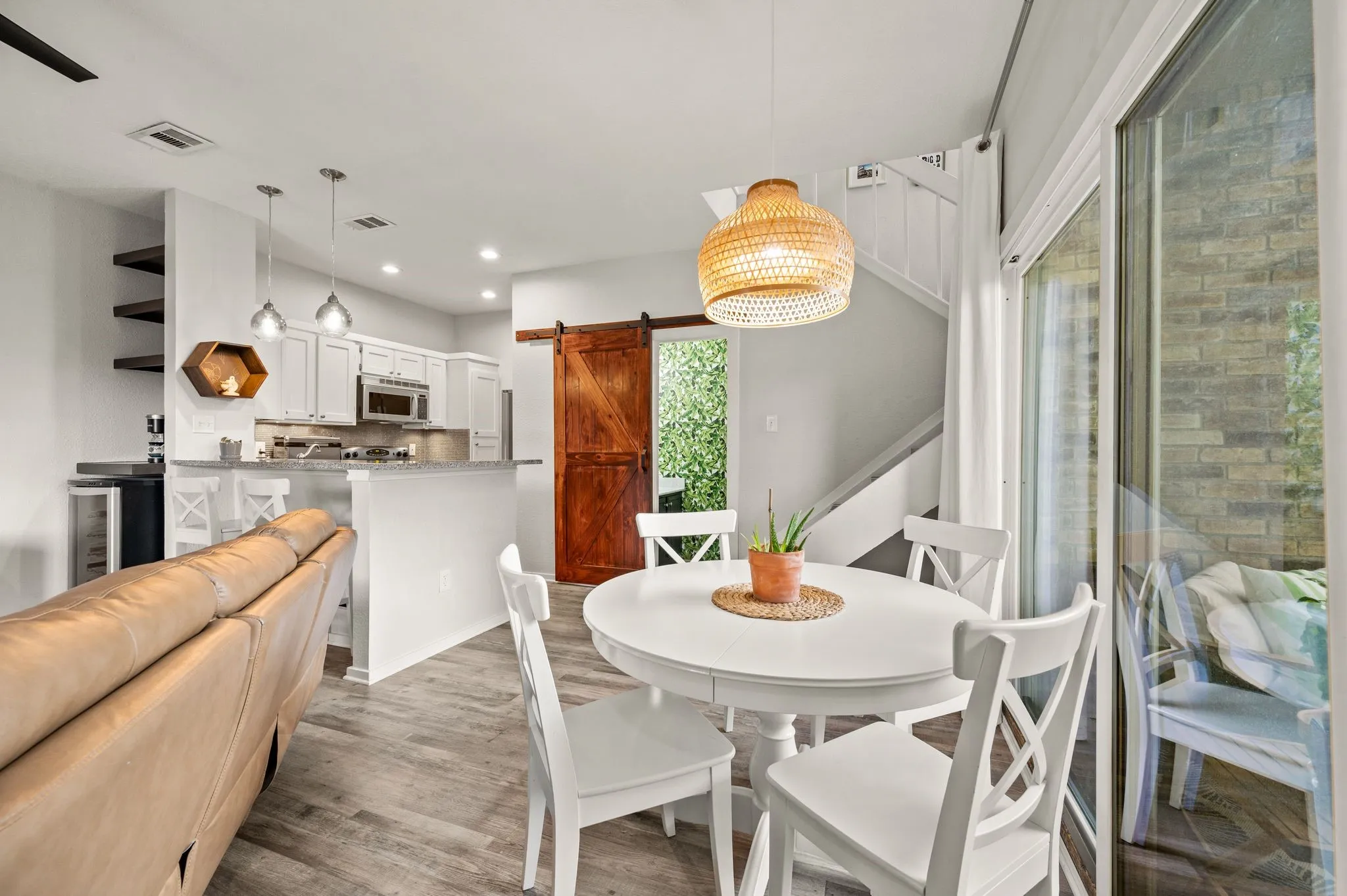 Condominium For Sale in Dallas County , 5740 Martel Avenue A13, Dallas, Texas 75206, 2 Bedroom, 2 Bathroom, Garage spaces, 925 Sqft, built in 1983, mls#21306946, Real Estate Agent in Dallas, Homes For Sale in Dallas county, Homes For Sale in Dallas, Realtor in Dallas Texas, Real Estate Brokerage Independent Realty Texas, Luminita Cordes Realtor