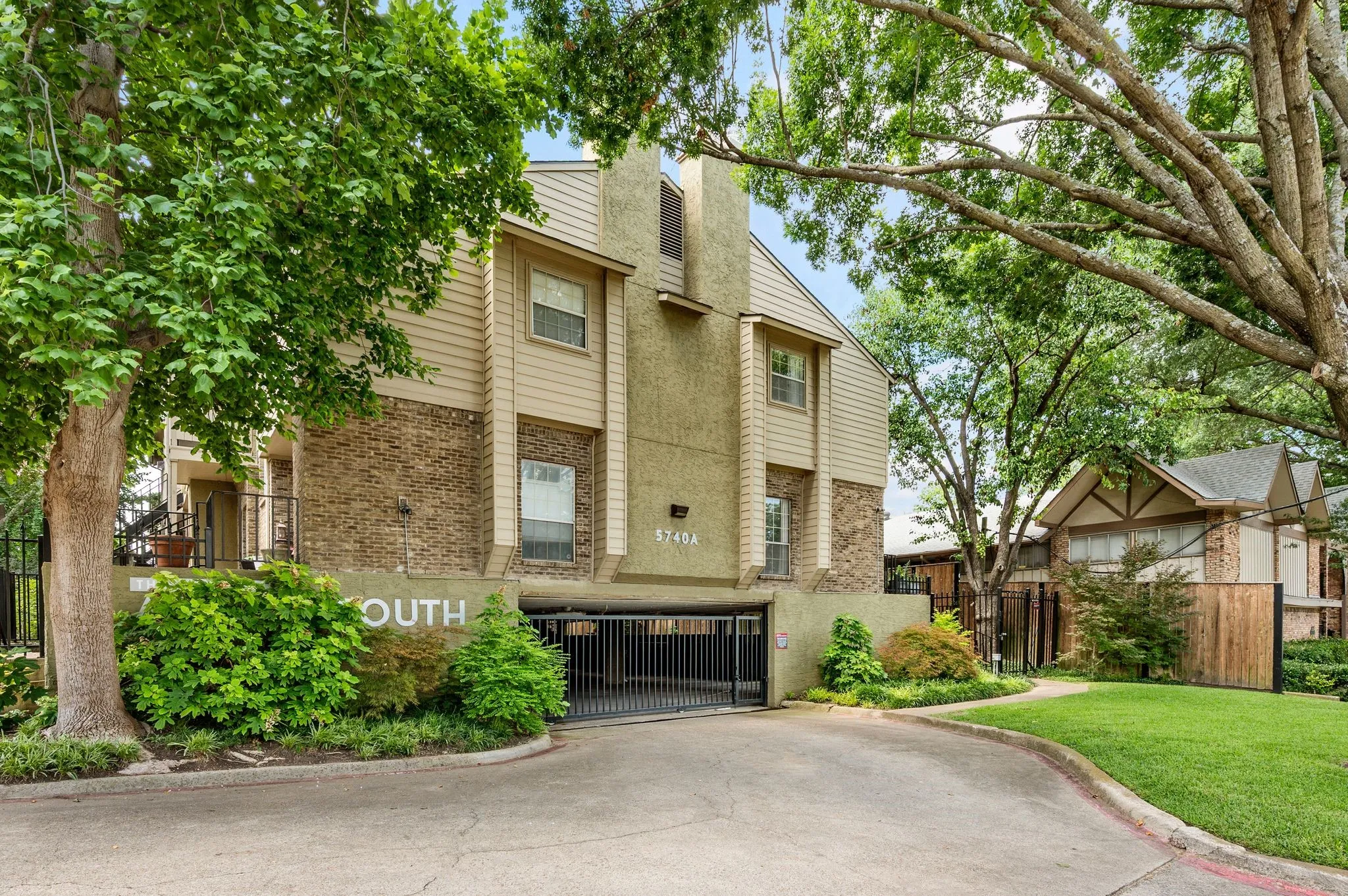 Condominium For Sale in Dallas County , 5740 Martel Avenue A13, Dallas, Texas 75206, 2 Bedroom, 2 Bathroom, Garage spaces, 925 Sqft, built in 1983, mls#21306946, Real Estate Agent in Dallas, Homes For Sale in Dallas county, Homes For Sale in Dallas, Realtor in Dallas Texas, Real Estate Brokerage Independent Realty Texas, Luminita Cordes Realtor
