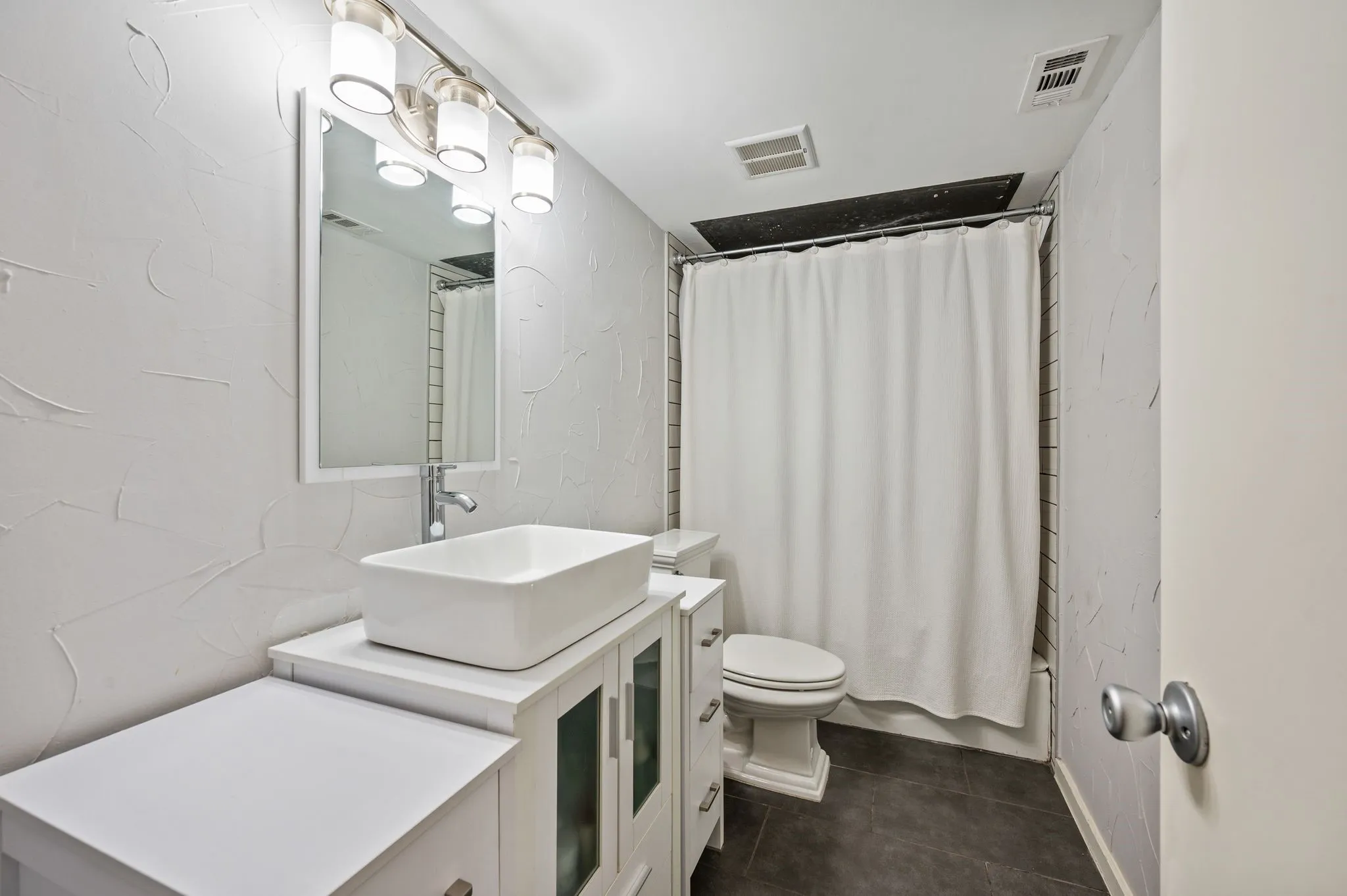 Condominium For Sale in Dallas County , 5740 Martel Avenue A13, Dallas, Texas 75206, 2 Bedroom, 2 Bathroom, Garage spaces, 925 Sqft, built in 1983, mls#21306946, Real Estate Agent in Dallas, Homes For Sale in Dallas county, Homes For Sale in Dallas, Realtor in Dallas Texas, Real Estate Brokerage Independent Realty Texas, Luminita Cordes Realtor
