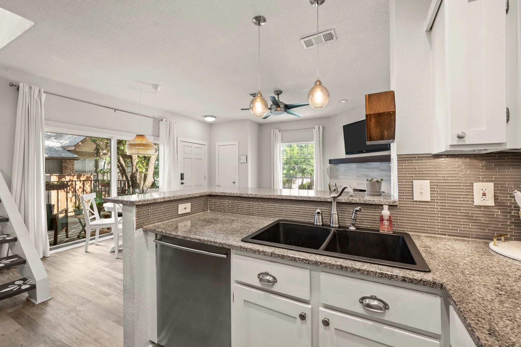 Condominium For Sale in Dallas County , 5740 Martel Avenue A13, Dallas, Texas 75206, 2 Bedroom, 2 Bathroom, Garage spaces, 925 Sqft, built in 1983, mls#21306946, Real Estate Agent in Dallas, Homes For Sale in Dallas county, Homes For Sale in Dallas, Realtor in Dallas Texas, Real Estate Brokerage Independent Realty Texas, Luminita Cordes Realtor
