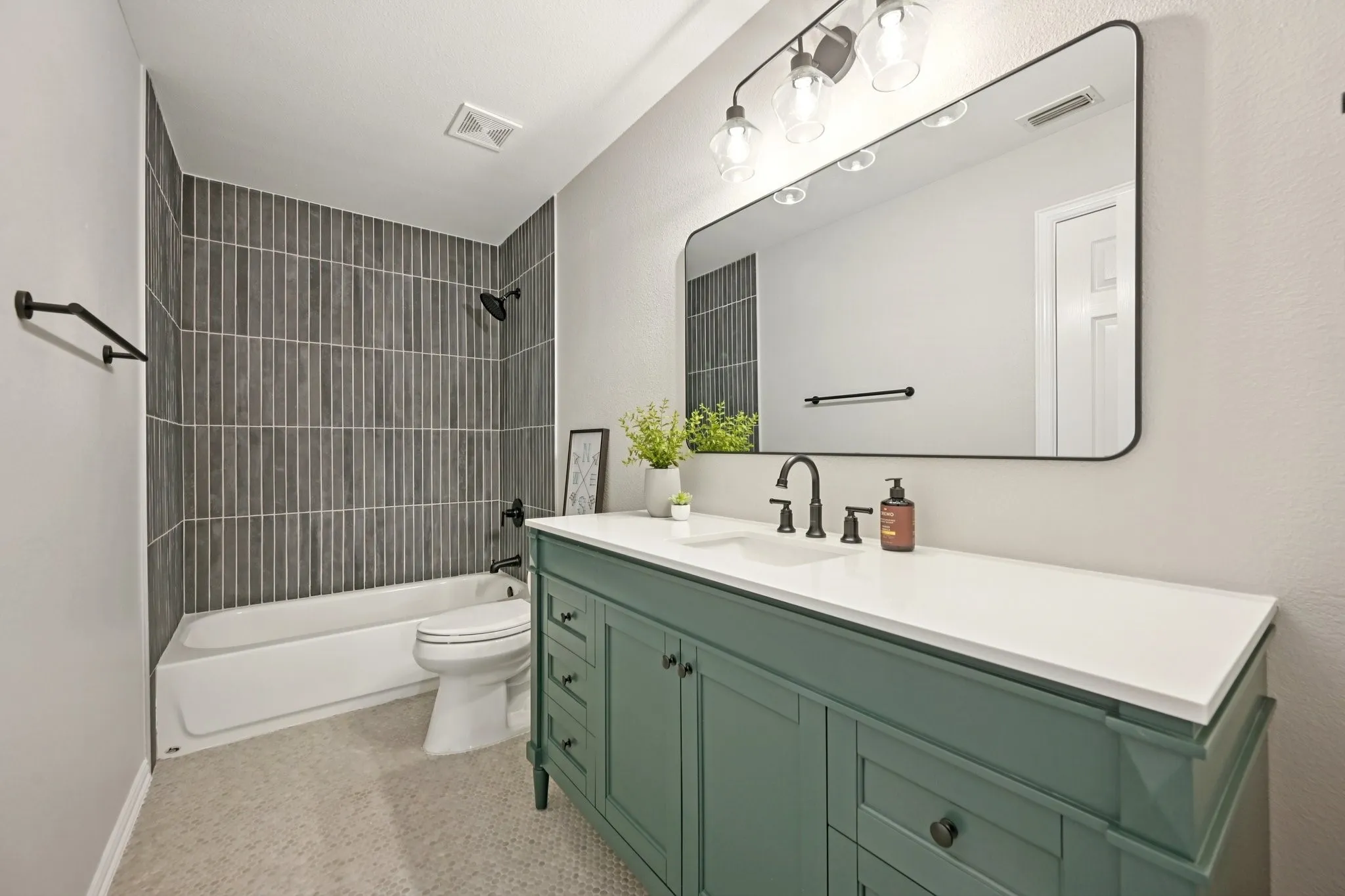 Upstairs Full Bathroon
