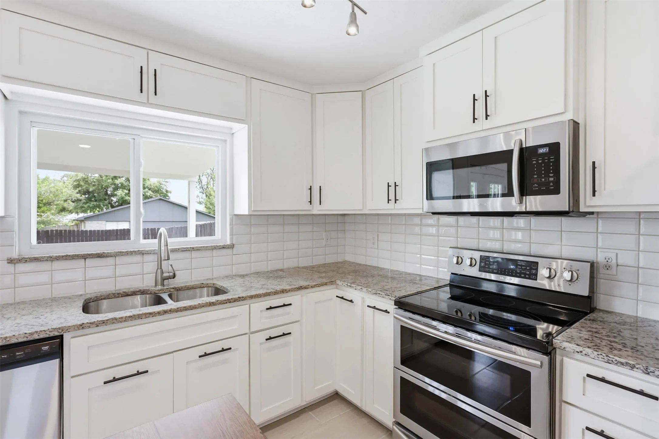 Single Family Residence For Sale in Denton County , 3122 Furneaux Lane, Carrollton, Texas 75007, 3 Bedroom, 2 Bathroom, 2 Garage spaces, 1,437 Sqft, built in 1973, mls#21303280, Real Estate Agent in Carrollton, Homes For Sale in Denton county, Homes For Sale in Carrollton, Realtor in Carrollton Texas, Real Estate Brokerage Independent Realty Texas, Luminita Cordes Realtor