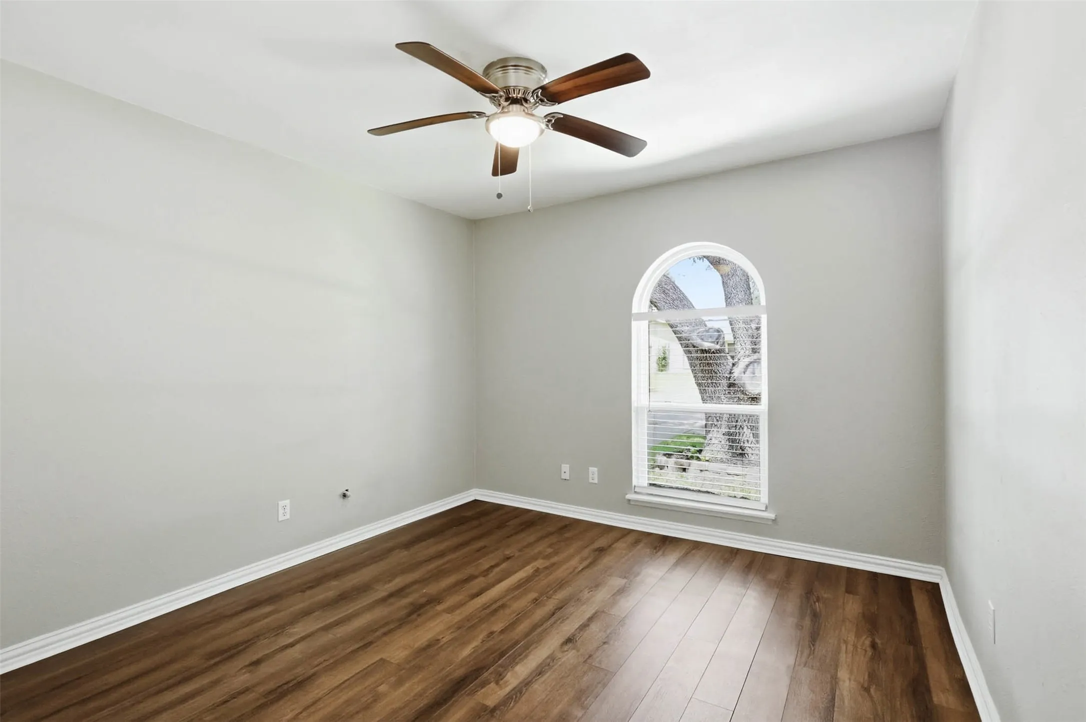 Single Family Residence For Sale in Denton County , 3122 Furneaux Lane, Carrollton, Texas 75007, 3 Bedroom, 2 Bathroom, 2 Garage spaces, 1,437 Sqft, built in 1973, mls#21303280, Real Estate Agent in Carrollton, Homes For Sale in Denton county, Homes For Sale in Carrollton, Realtor in Carrollton Texas, Real Estate Brokerage Independent Realty Texas, Luminita Cordes Realtor