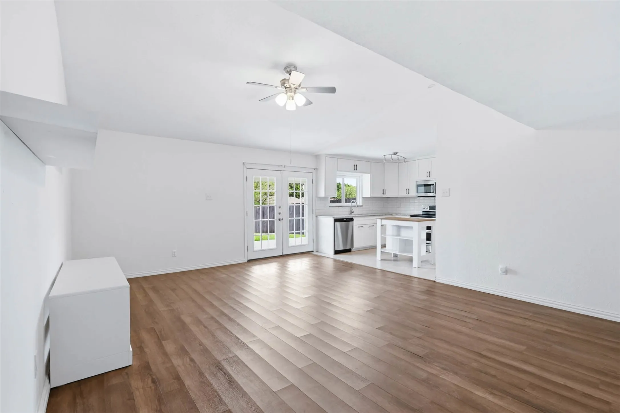 Single Family Residence For Sale in Denton County , 3122 Furneaux Lane, Carrollton, Texas 75007, 3 Bedroom, 2 Bathroom, 2 Garage spaces, 1,437 Sqft, built in 1973, mls#21303280, Real Estate Agent in Carrollton, Homes For Sale in Denton county, Homes For Sale in Carrollton, Realtor in Carrollton Texas, Real Estate Brokerage Independent Realty Texas, Luminita Cordes Realtor
