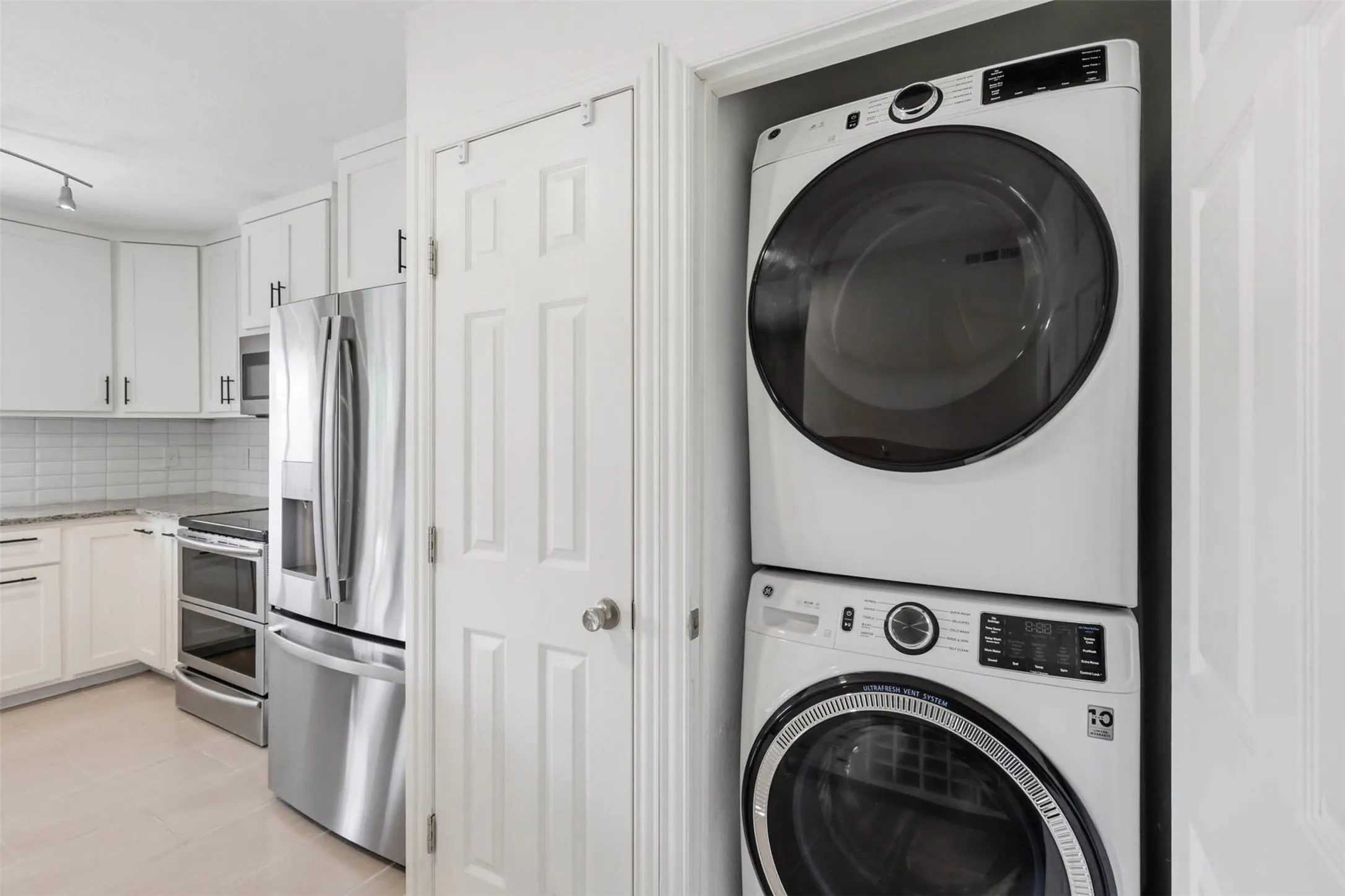 Single Family Residence For Sale in Denton County , 3122 Furneaux Lane, Carrollton, Texas 75007, 3 Bedroom, 2 Bathroom, 2 Garage spaces, 1,437 Sqft, built in 1973, mls#21303280, Real Estate Agent in Carrollton, Homes For Sale in Denton county, Homes For Sale in Carrollton, Realtor in Carrollton Texas, Real Estate Brokerage Independent Realty Texas, Luminita Cordes Realtor