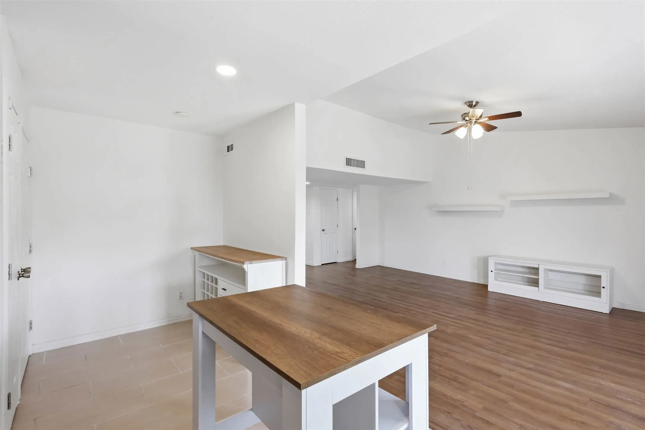 Single Family Residence For Sale in Denton County , 3122 Furneaux Lane, Carrollton, Texas 75007, 3 Bedroom, 2 Bathroom, 2 Garage spaces, 1,437 Sqft, built in 1973, mls#21303280, Real Estate Agent in Carrollton, Homes For Sale in Denton county, Homes For Sale in Carrollton, Realtor in Carrollton Texas, Real Estate Brokerage Independent Realty Texas, Luminita Cordes Realtor