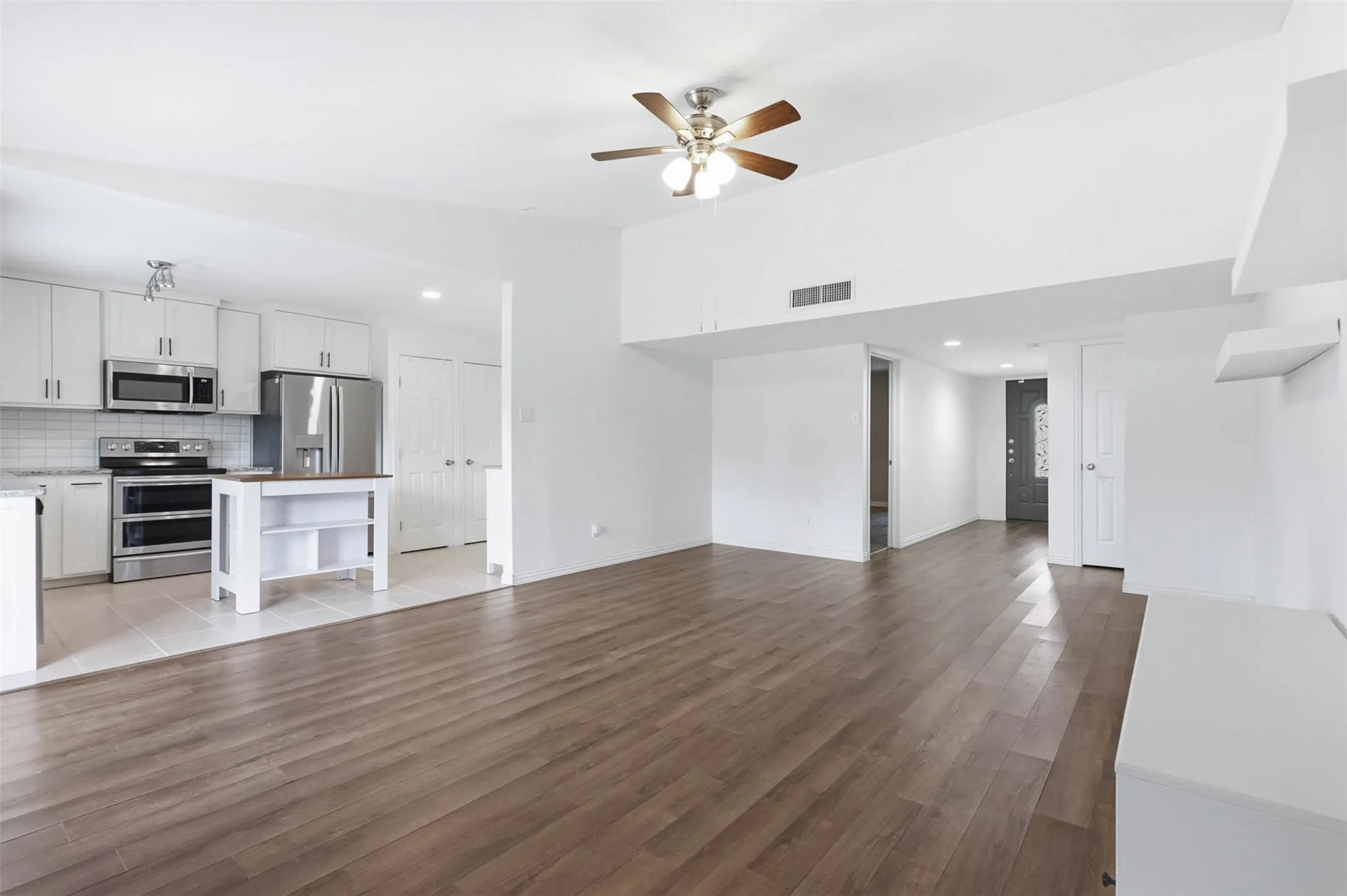 Single Family Residence For Sale in Denton County , 3122 Furneaux Lane, Carrollton, Texas 75007, 3 Bedroom, 2 Bathroom, 2 Garage spaces, 1,437 Sqft, built in 1973, mls#21303280, Real Estate Agent in Carrollton, Homes For Sale in Denton county, Homes For Sale in Carrollton, Realtor in Carrollton Texas, Real Estate Brokerage Independent Realty Texas, Luminita Cordes Realtor