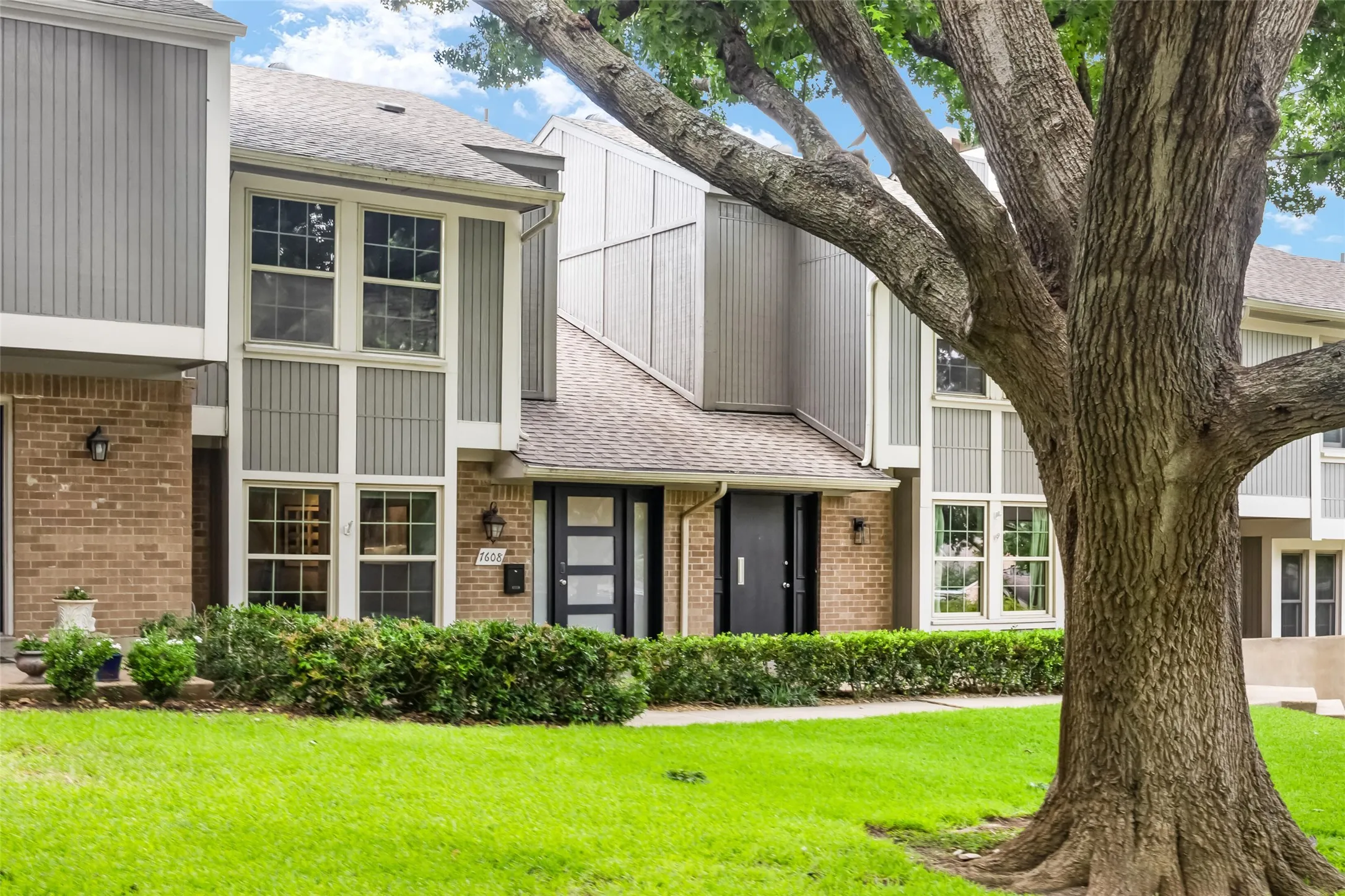 Townhouse For Sale in Dallas County , 7608 Riverbrook Drive, Dallas, Texas 75230, 2 Bedroom, 3 Bathroom, Garage spaces, 1,380 Sqft, built in 1969, mls#21307090, Real Estate Agent in Dallas, Homes For Sale in Dallas county, Homes For Sale in Dallas, Realtor in Dallas Texas, Real Estate Brokerage Independent Realty Texas, Luminita Cordes Realtor