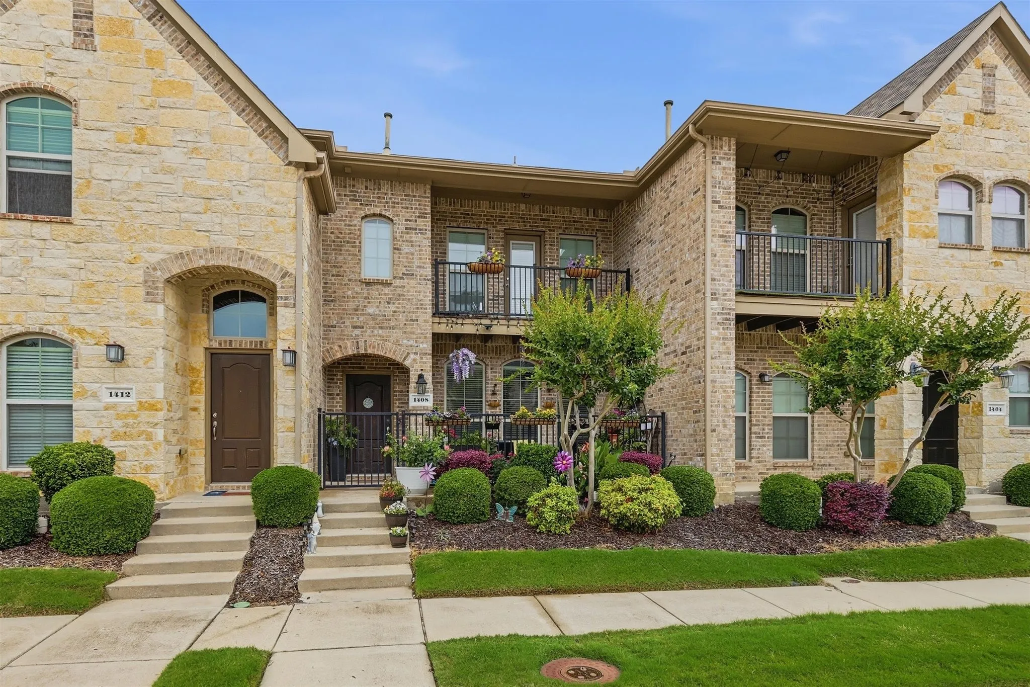 Townhouse For Sale in Denton County , 1408 Arapaho Drive, Carrollton, Texas 75010, 3 Bedroom, 3 Bathroom, 2 Garage spaces, 1,749 Sqft, built in 2013, mls#21305931, Real Estate Agent in Carrollton, Homes For Sale in Denton county, Homes For Sale in Carrollton, Realtor in Carrollton Texas, Real Estate Brokerage Independent Realty Texas, Luminita Cordes Realtor