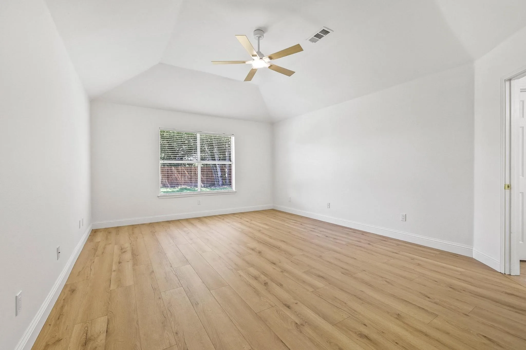 Single Family Residence For Sale in Collin County , 1204 Bayside Drive, Wylie, Texas 75098, 3 Bedroom, 2 Bathroom, 2 Garage spaces, 1,859 Sqft, built in 2002, mls#21288003, Real Estate Agent in Wylie, Homes For Sale in Collin county, Homes For Sale in Wylie, Realtor in Wylie Texas, Real Estate Brokerage Independent Realty Texas, Luminita Cordes Realtor
