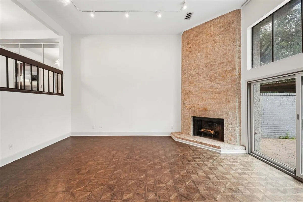 Townhouse For Rent in Dallas County , 3618 Gillespie Street 108, Dallas, Texas 75219, 3 Bedroom, 3 Bathroom, Garage spaces, 1,835 Sqft, built in 1975, mls#21305356, Real Estate Agent in Dallas, Homes For Rent in Dallas county, Homes For Rent in Dallas, Realtor in Dallas Texas, Real Estate Brokerage Independent Realty Texas, Luminita Cordes Realtor