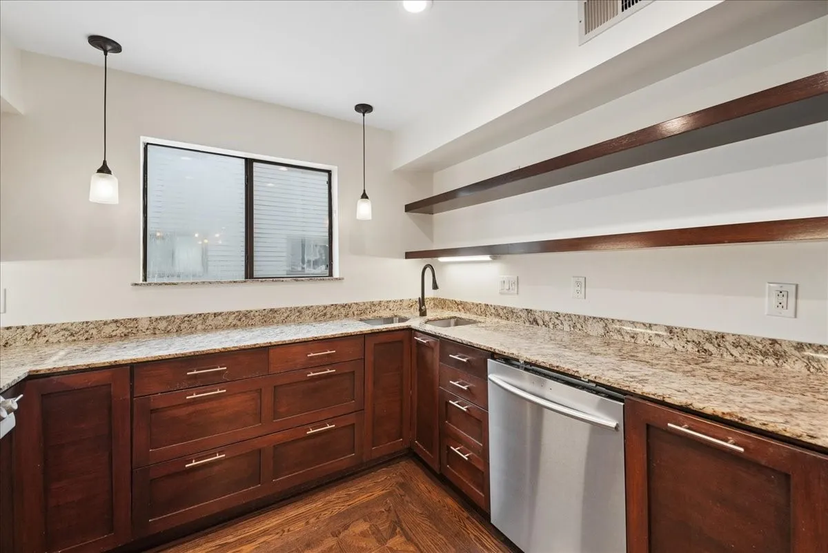 Townhouse For Rent in Dallas County , 3618 Gillespie Street 108, Dallas, Texas 75219, 3 Bedroom, 3 Bathroom, Garage spaces, 1,835 Sqft, built in 1975, mls#21305356, Real Estate Agent in Dallas, Homes For Rent in Dallas county, Homes For Rent in Dallas, Realtor in Dallas Texas, Real Estate Brokerage Independent Realty Texas, Luminita Cordes Realtor