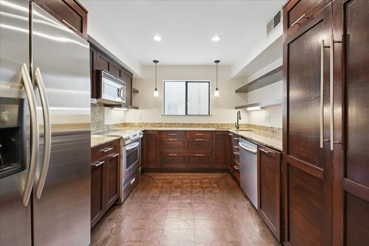 Townhouse For Rent in Dallas County , 3618 Gillespie Street 108, Dallas, Texas 75219, 3 Bedroom, 3 Bathroom, Garage spaces, 1,835 Sqft, built in 1975, mls#21305356, Real Estate Agent in Dallas, Homes For Rent in Dallas county, Homes For Rent in Dallas, Realtor in Dallas Texas, Real Estate Brokerage Independent Realty Texas, Luminita Cordes Realtor