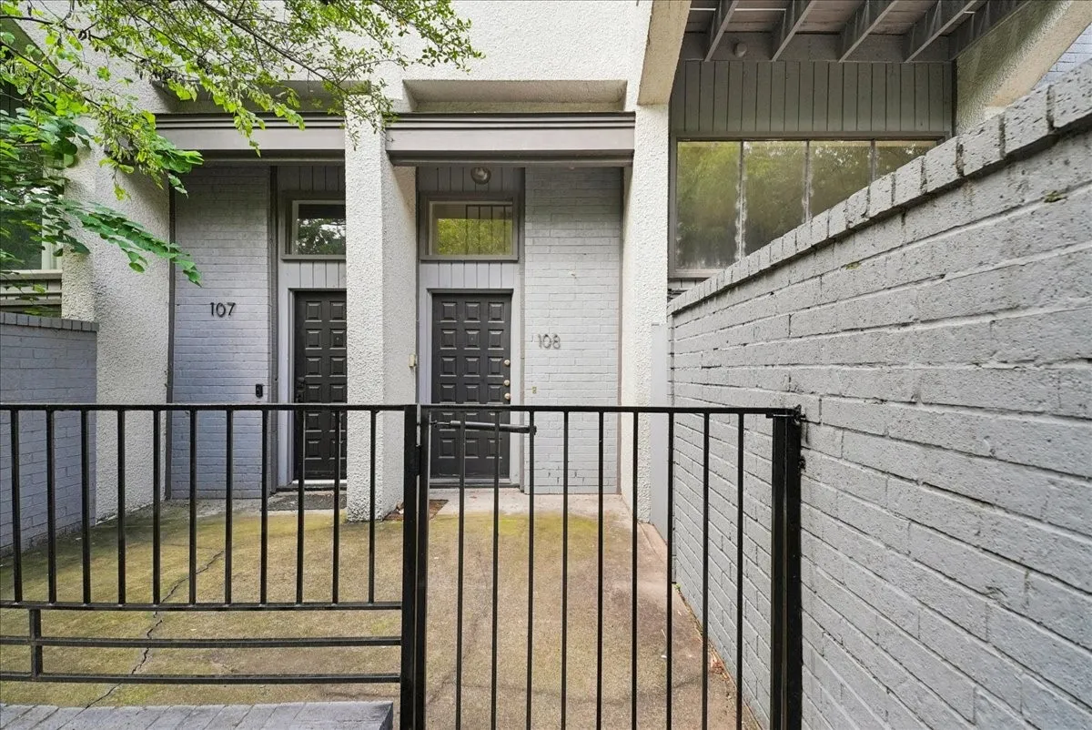 Townhouse For Rent in Dallas County , 3618 Gillespie Street 108, Dallas, Texas 75219, 3 Bedroom, 3 Bathroom, Garage spaces, 1,835 Sqft, built in 1975, mls#21305356, Real Estate Agent in Dallas, Homes For Rent in Dallas county, Homes For Rent in Dallas, Realtor in Dallas Texas, Real Estate Brokerage Independent Realty Texas, Luminita Cordes Realtor