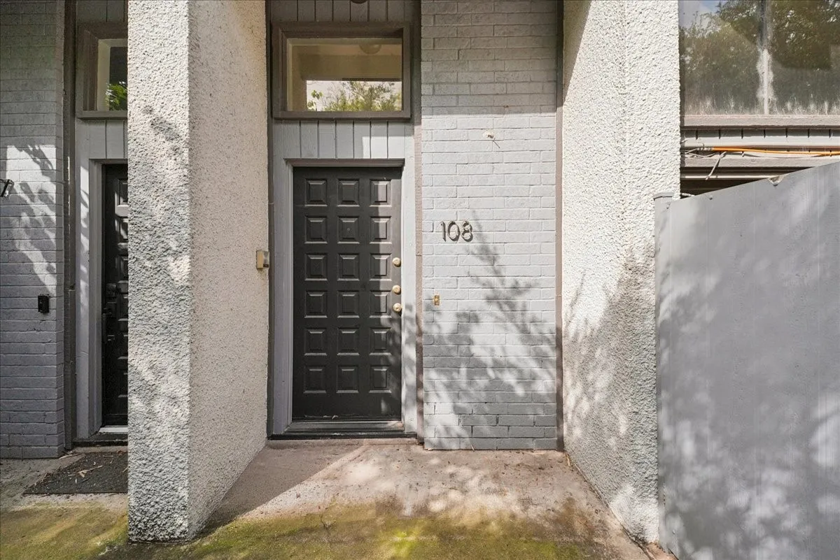 Townhouse For Rent in Dallas County , 3618 Gillespie Street 108, Dallas, Texas 75219, 3 Bedroom, 3 Bathroom, Garage spaces, 1,835 Sqft, built in 1975, mls#21305356, Real Estate Agent in Dallas, Homes For Rent in Dallas county, Homes For Rent in Dallas, Realtor in Dallas Texas, Real Estate Brokerage Independent Realty Texas, Luminita Cordes Realtor