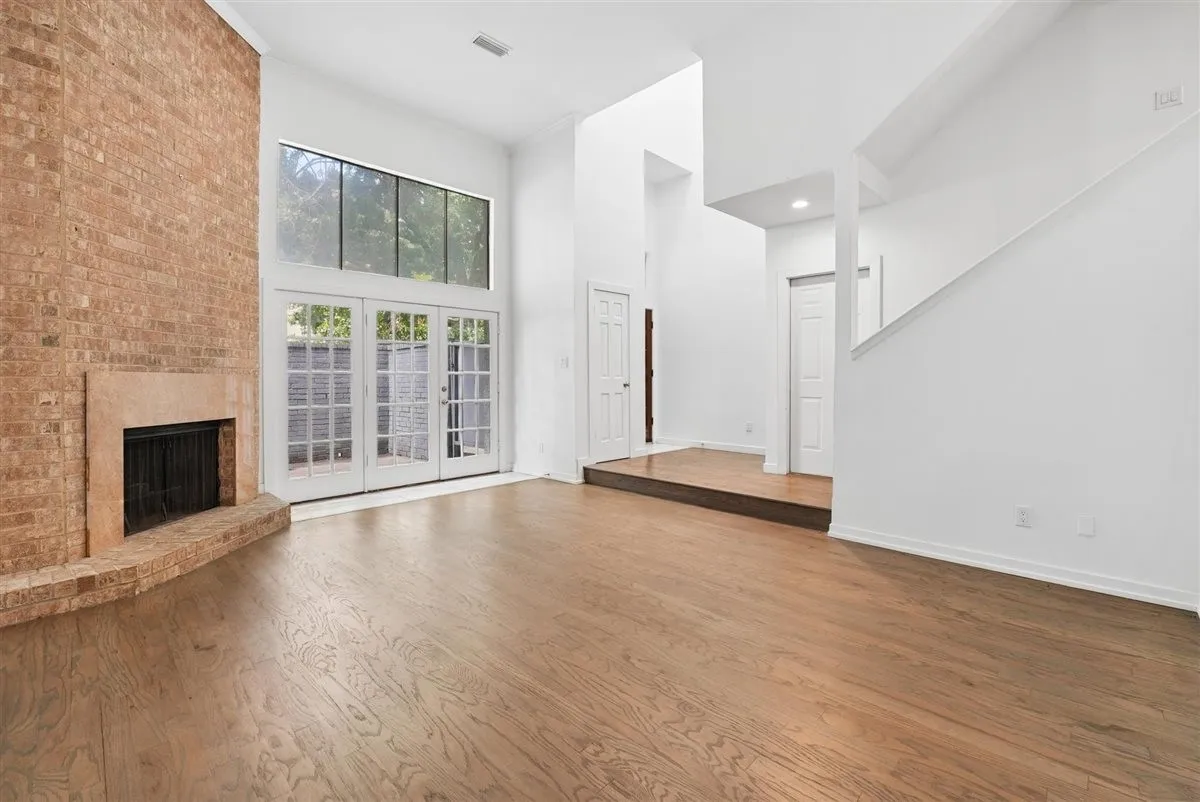 Townhouse For Rent in Dallas County , 3618 Gillespie Street 102, Dallas, Texas 75219, 3 Bedroom, 3 Bathroom, 2 Garage spaces, 1,835 Sqft, built in 1975, mls#21306204, Real Estate Agent in Dallas, Homes For Rent in Dallas county, Homes For Rent in Dallas, Realtor in Dallas Texas, Real Estate Brokerage Independent Realty Texas, Luminita Cordes Realtor