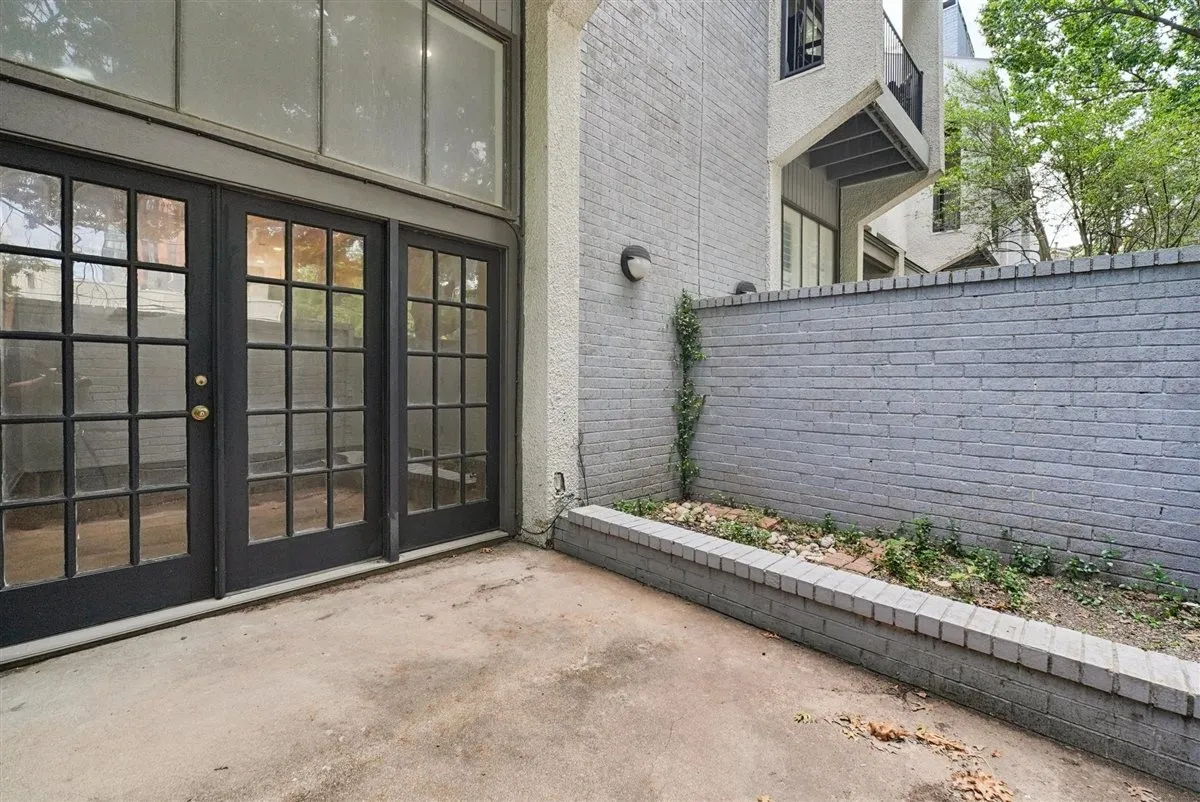 Townhouse For Rent in Dallas County , 3618 Gillespie Street 102, Dallas, Texas 75219, 3 Bedroom, 3 Bathroom, 2 Garage spaces, 1,835 Sqft, built in 1975, mls#21306204, Real Estate Agent in Dallas, Homes For Rent in Dallas county, Homes For Rent in Dallas, Realtor in Dallas Texas, Real Estate Brokerage Independent Realty Texas, Luminita Cordes Realtor