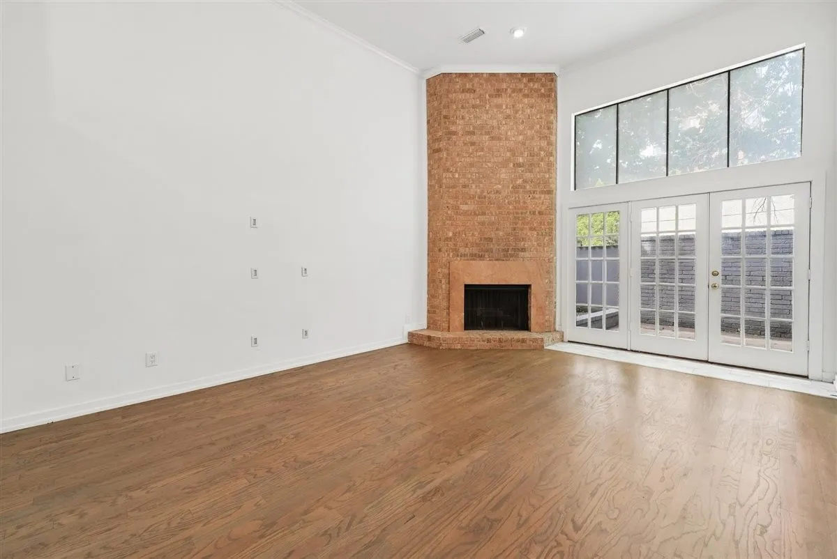 Townhouse For Rent in Dallas County , 3618 Gillespie Street 102, Dallas, Texas 75219, 3 Bedroom, 3 Bathroom, 2 Garage spaces, 1,835 Sqft, built in 1975, mls#21306204, Real Estate Agent in Dallas, Homes For Rent in Dallas county, Homes For Rent in Dallas, Realtor in Dallas Texas, Real Estate Brokerage Independent Realty Texas, Luminita Cordes Realtor