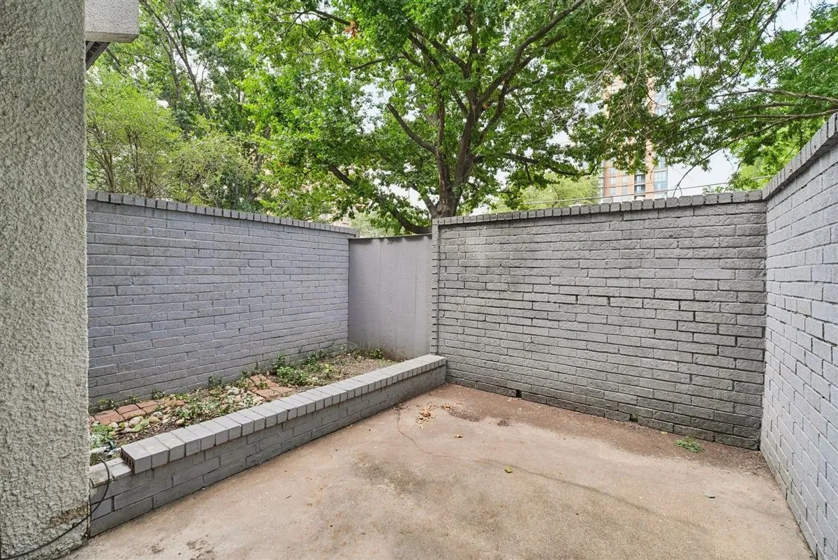 Townhouse For Rent in Dallas County , 3618 Gillespie Street 102, Dallas, Texas 75219, 3 Bedroom, 3 Bathroom, 2 Garage spaces, 1,835 Sqft, built in 1975, mls#21306204, Real Estate Agent in Dallas, Homes For Rent in Dallas county, Homes For Rent in Dallas, Realtor in Dallas Texas, Real Estate Brokerage Independent Realty Texas, Luminita Cordes Realtor