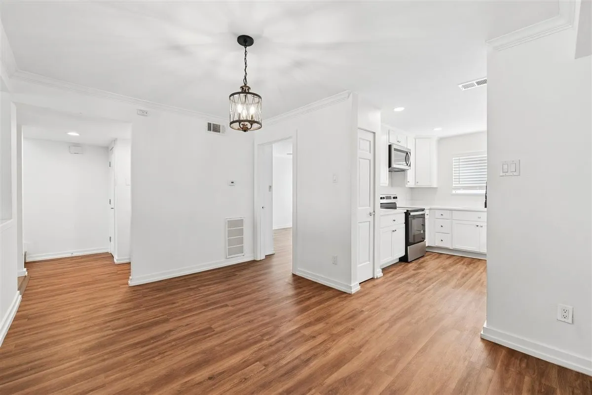 Townhouse For Rent in Dallas County , 3618 Gillespie Street 102, Dallas, Texas 75219, 3 Bedroom, 3 Bathroom, 2 Garage spaces, 1,835 Sqft, built in 1975, mls#21306204, Real Estate Agent in Dallas, Homes For Rent in Dallas county, Homes For Rent in Dallas, Realtor in Dallas Texas, Real Estate Brokerage Independent Realty Texas, Luminita Cordes Realtor