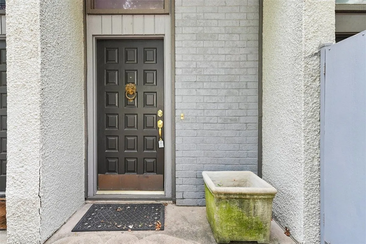Townhouse For Rent in Dallas County , 3618 Gillespie Street 102, Dallas, Texas 75219, 3 Bedroom, 3 Bathroom, 2 Garage spaces, 1,835 Sqft, built in 1975, mls#21306204, Real Estate Agent in Dallas, Homes For Rent in Dallas county, Homes For Rent in Dallas, Realtor in Dallas Texas, Real Estate Brokerage Independent Realty Texas, Luminita Cordes Realtor