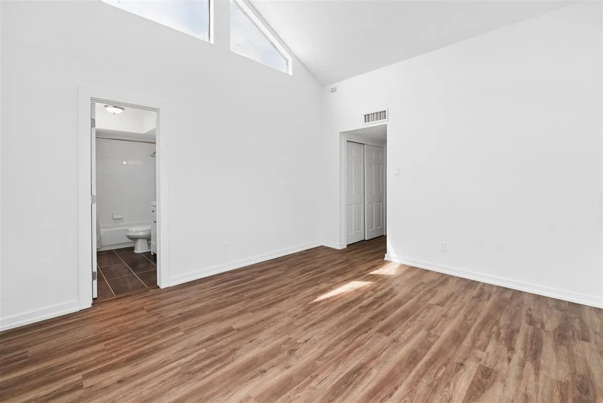 Townhouse For Rent in Dallas County , 3618 Gillespie Street 102, Dallas, Texas 75219, 3 Bedroom, 3 Bathroom, 2 Garage spaces, 1,835 Sqft, built in 1975, mls#21306204, Real Estate Agent in Dallas, Homes For Rent in Dallas county, Homes For Rent in Dallas, Realtor in Dallas Texas, Real Estate Brokerage Independent Realty Texas, Luminita Cordes Realtor