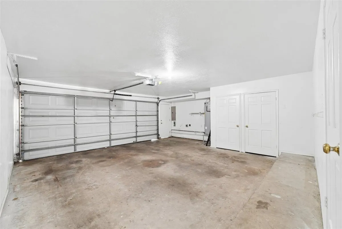 Townhouse For Rent in Dallas County , 3618 Gillespie Street 102, Dallas, Texas 75219, 3 Bedroom, 3 Bathroom, 2 Garage spaces, 1,835 Sqft, built in 1975, mls#21306204, Real Estate Agent in Dallas, Homes For Rent in Dallas county, Homes For Rent in Dallas, Realtor in Dallas Texas, Real Estate Brokerage Independent Realty Texas, Luminita Cordes Realtor